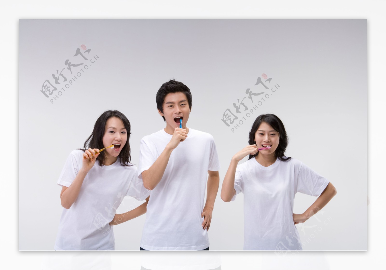 三个一起刷牙的活力男女图片