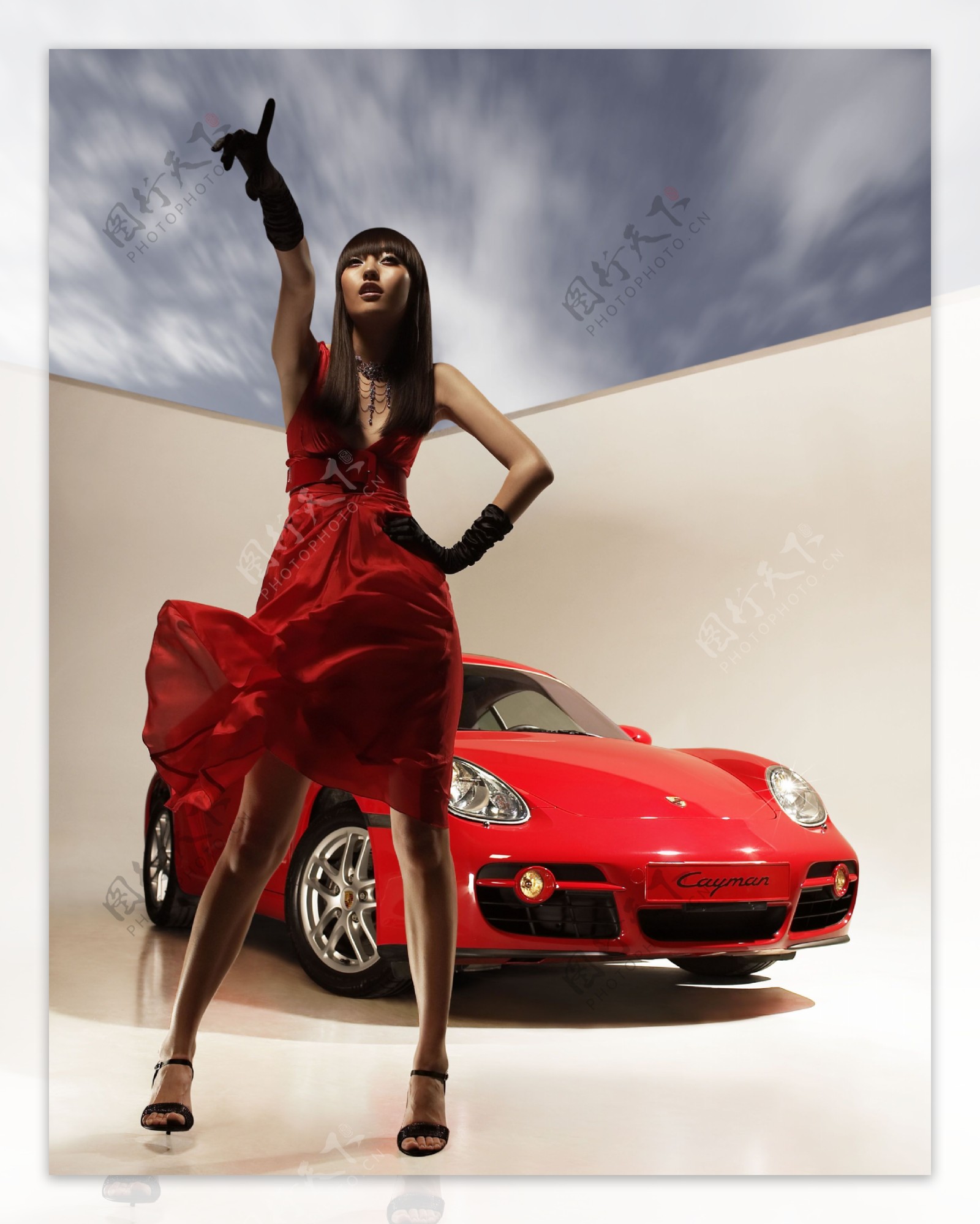 时尚美女模特与法拉利跑车图片