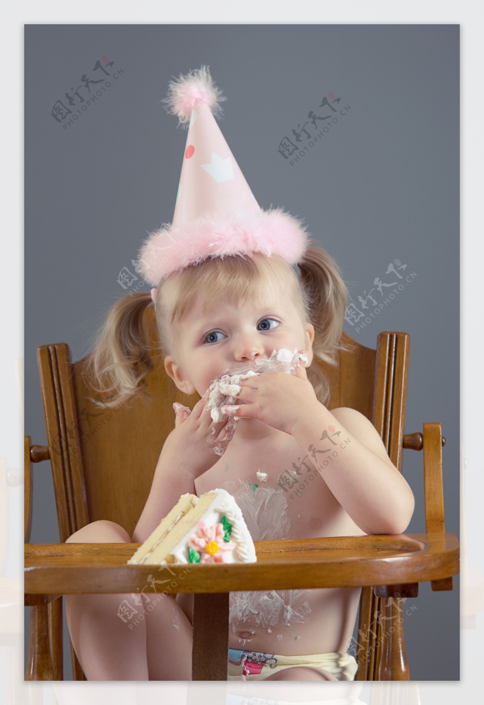 正在吃蛋糕的女孩图片