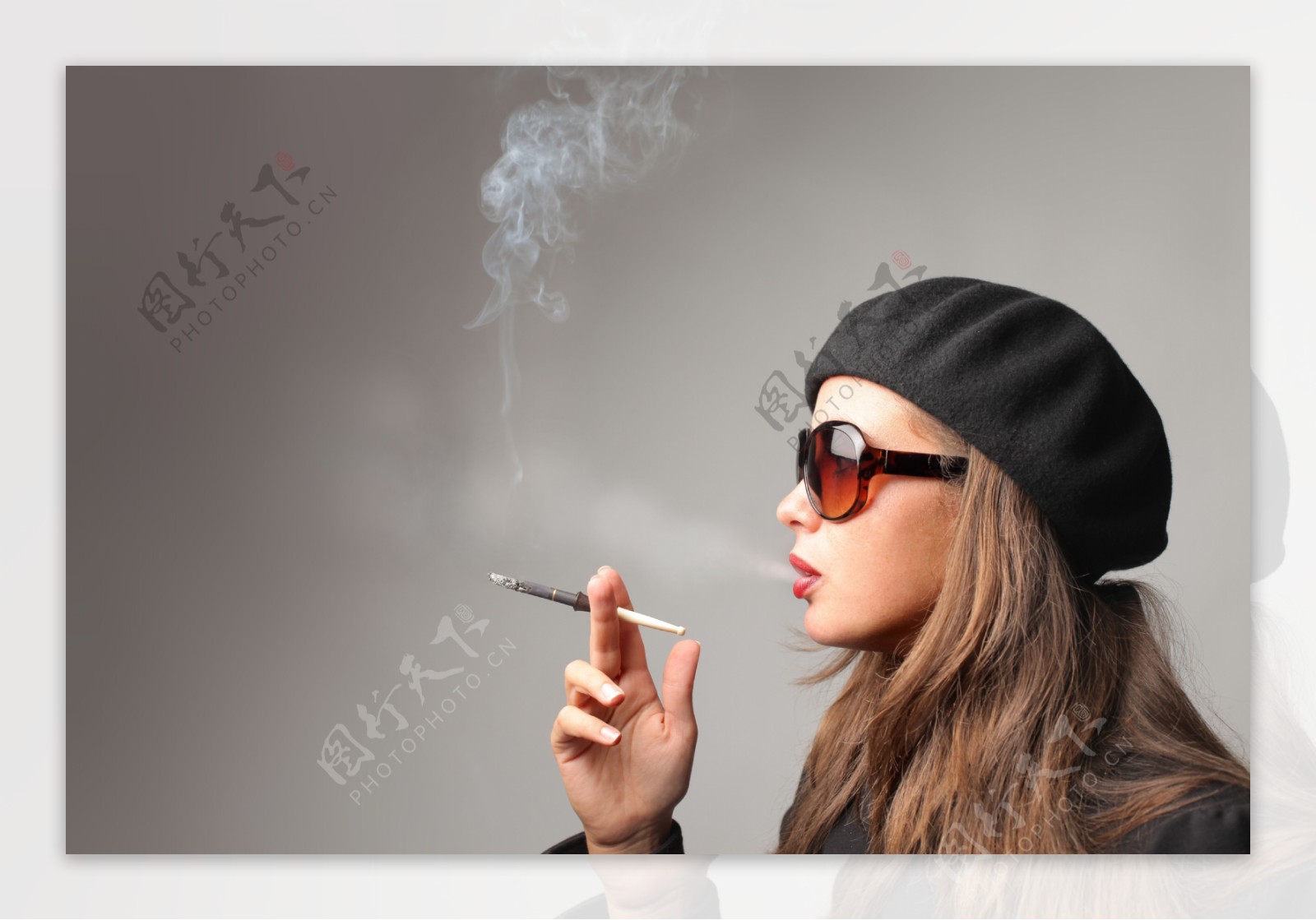 戴墨镜吸烟的美女图片