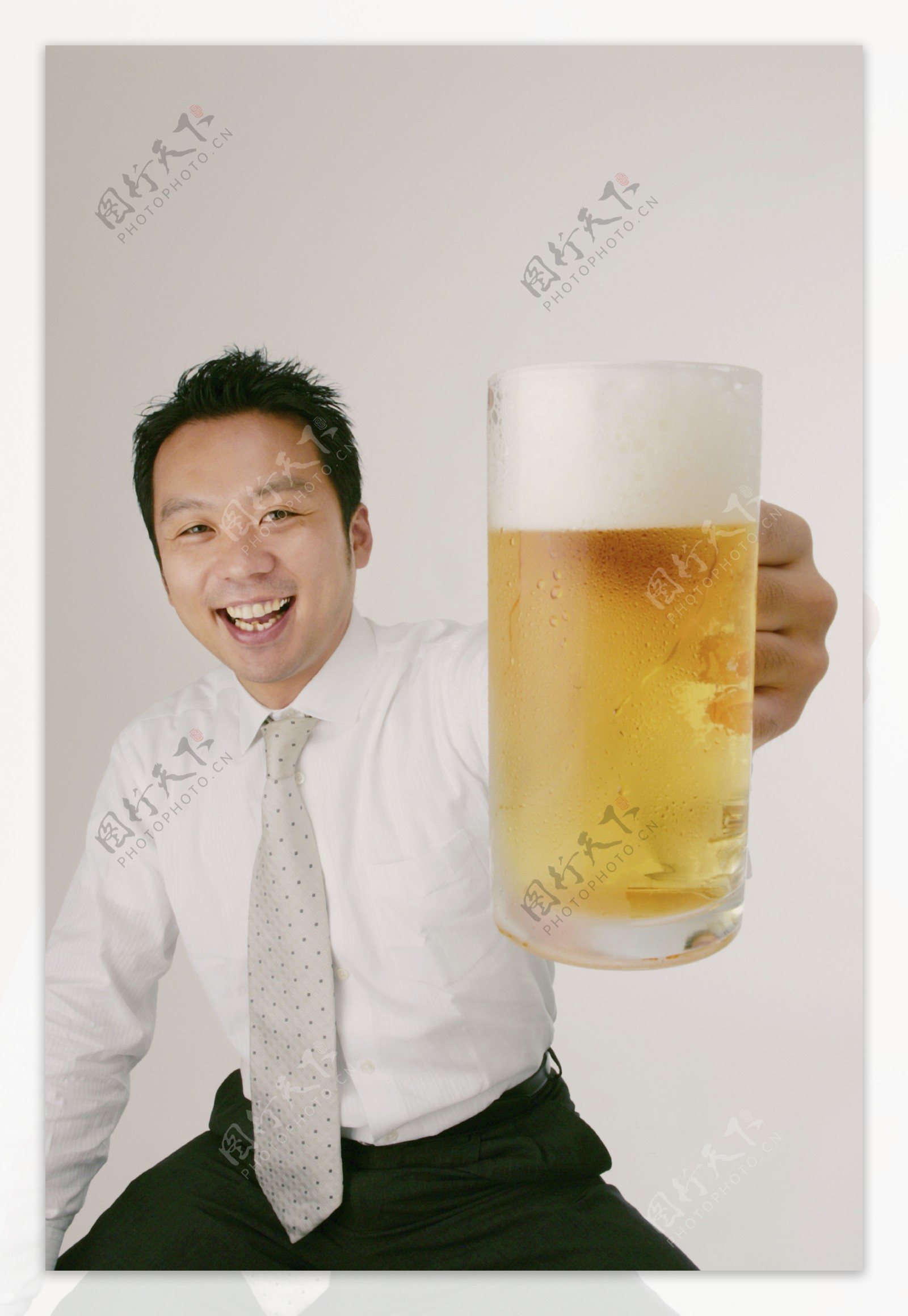 拿着一杯啤酒的男人图片
