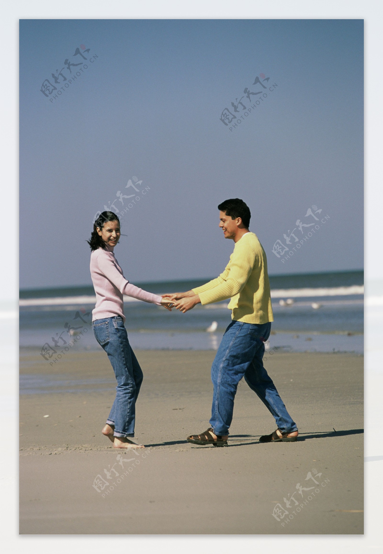 沙滩上手牵手的夫妻图片
