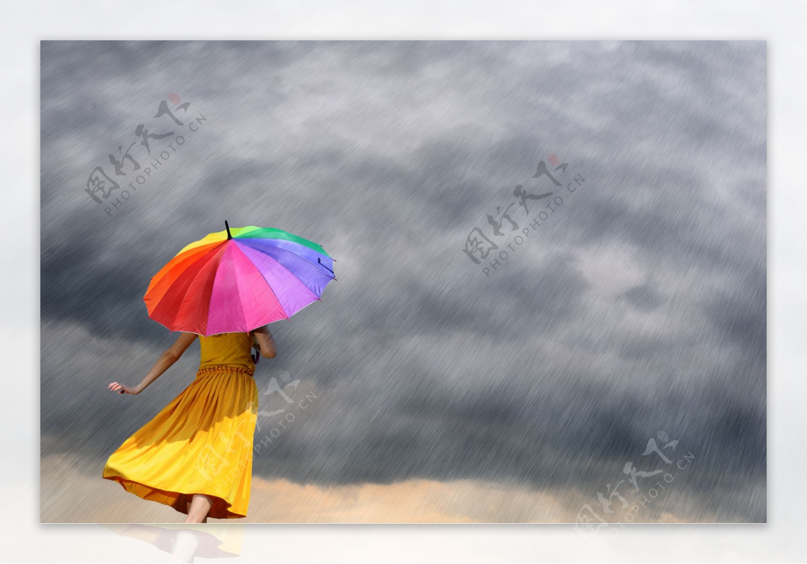 雨天打伞的美女图片