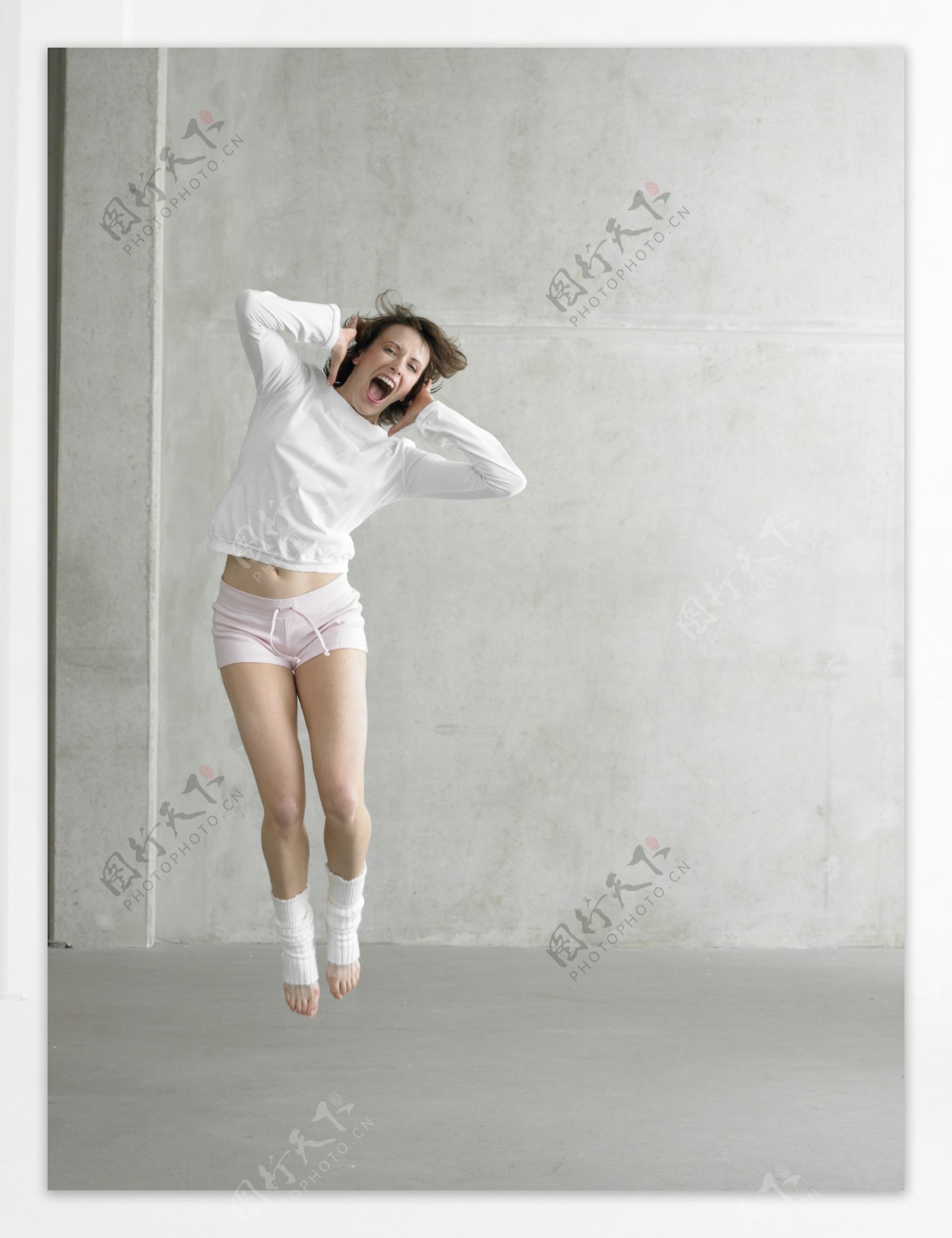 跳跃尖叫的外国舞蹈女性图片
