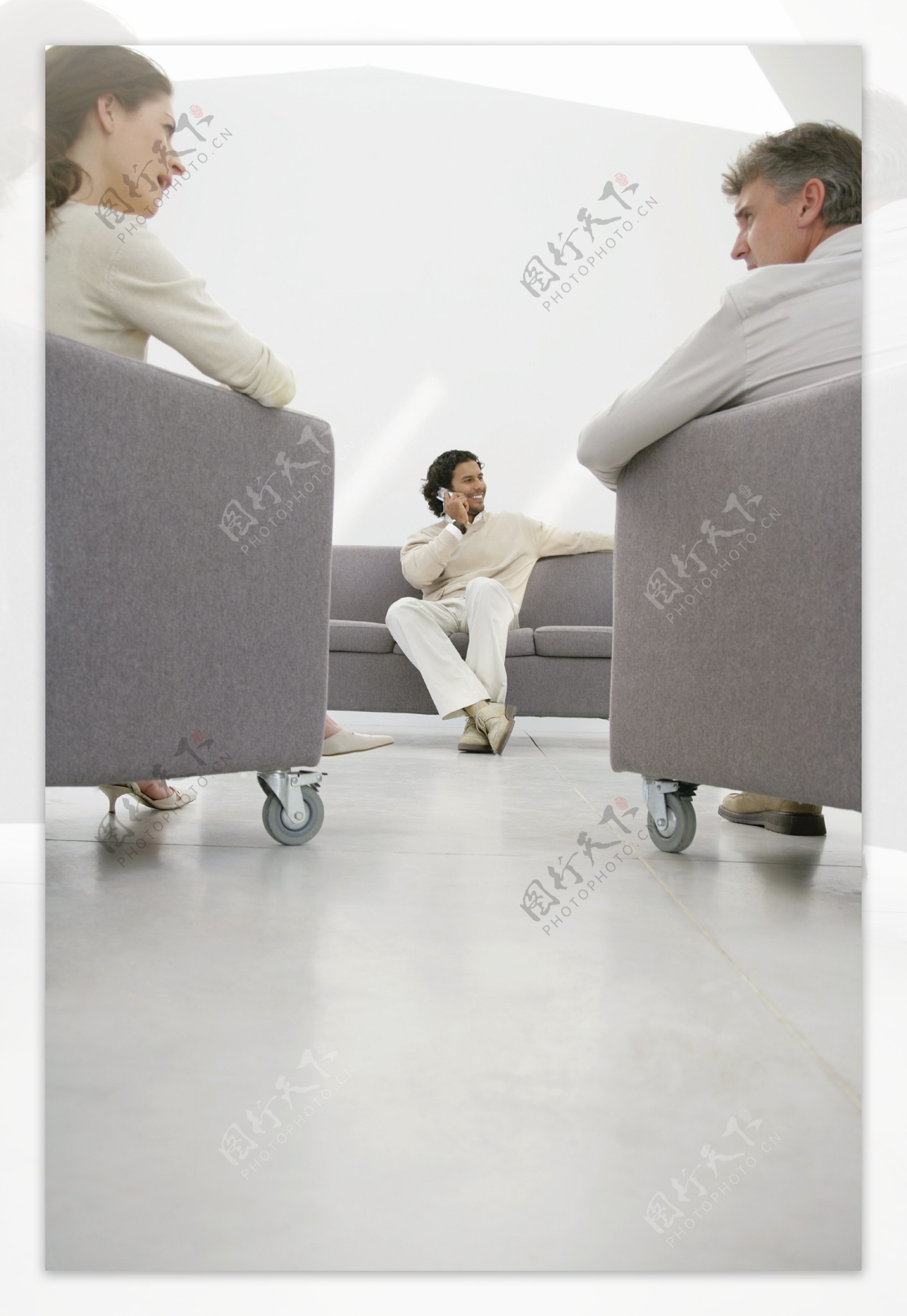 会议上坐在沙发上打电话的男人图片图片