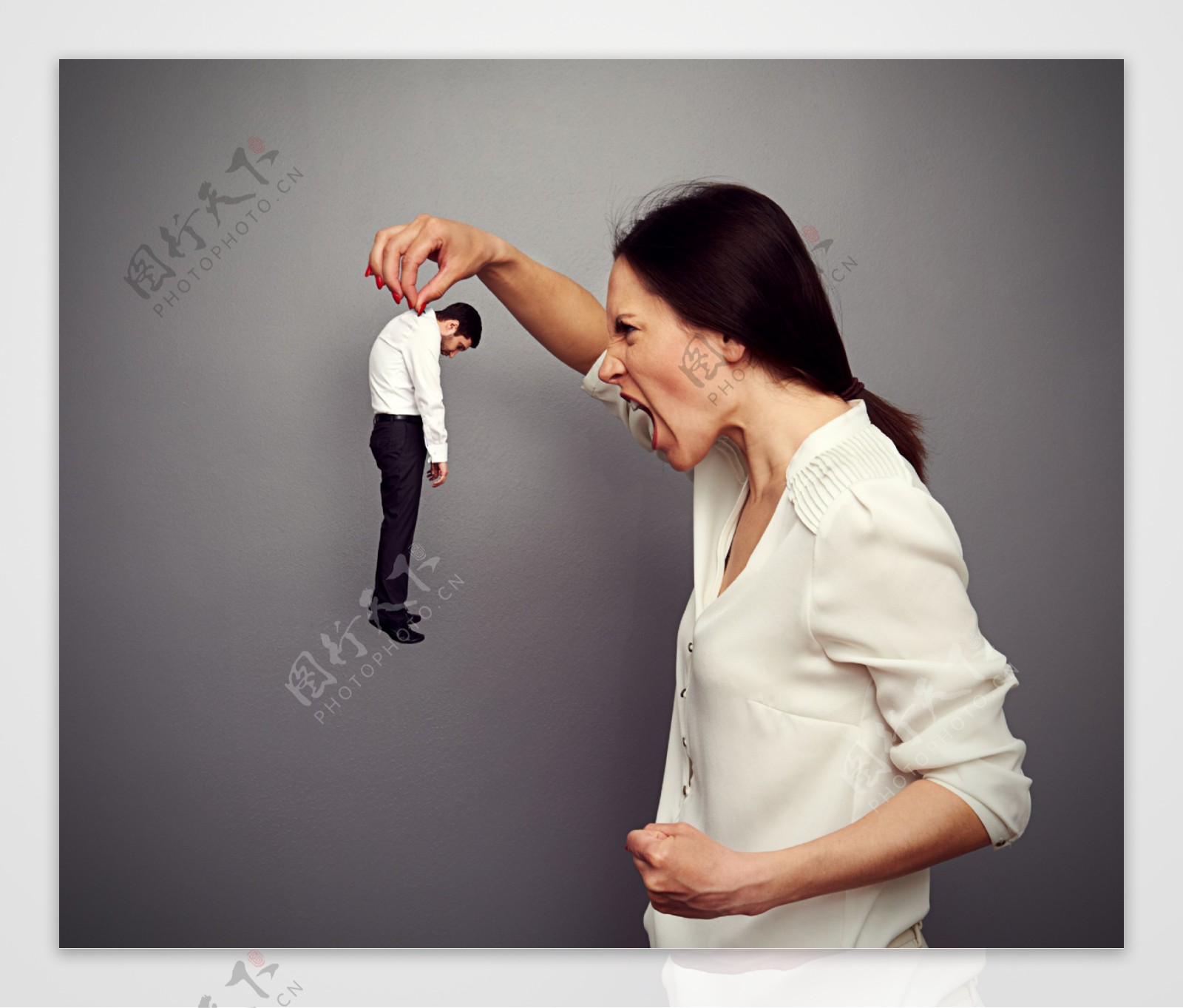 握拳头大吼男人的女人图片