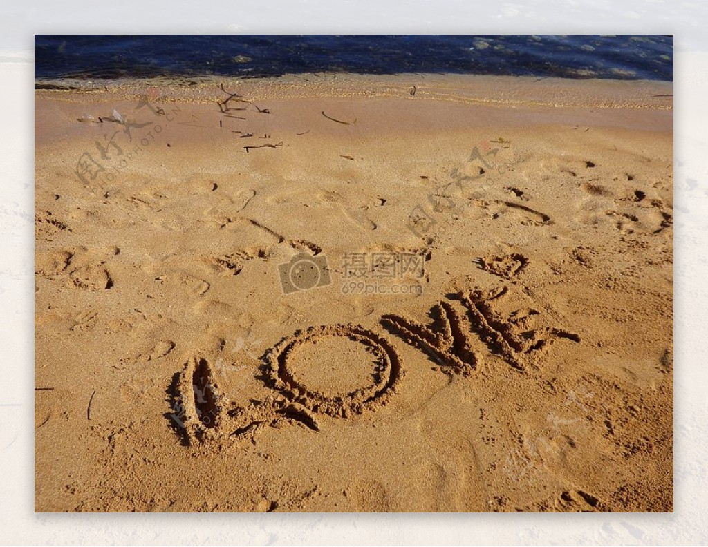沙滩上的写着爱情的语言