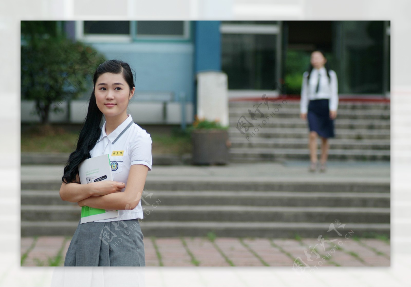 抱着书本的可爱女生图片