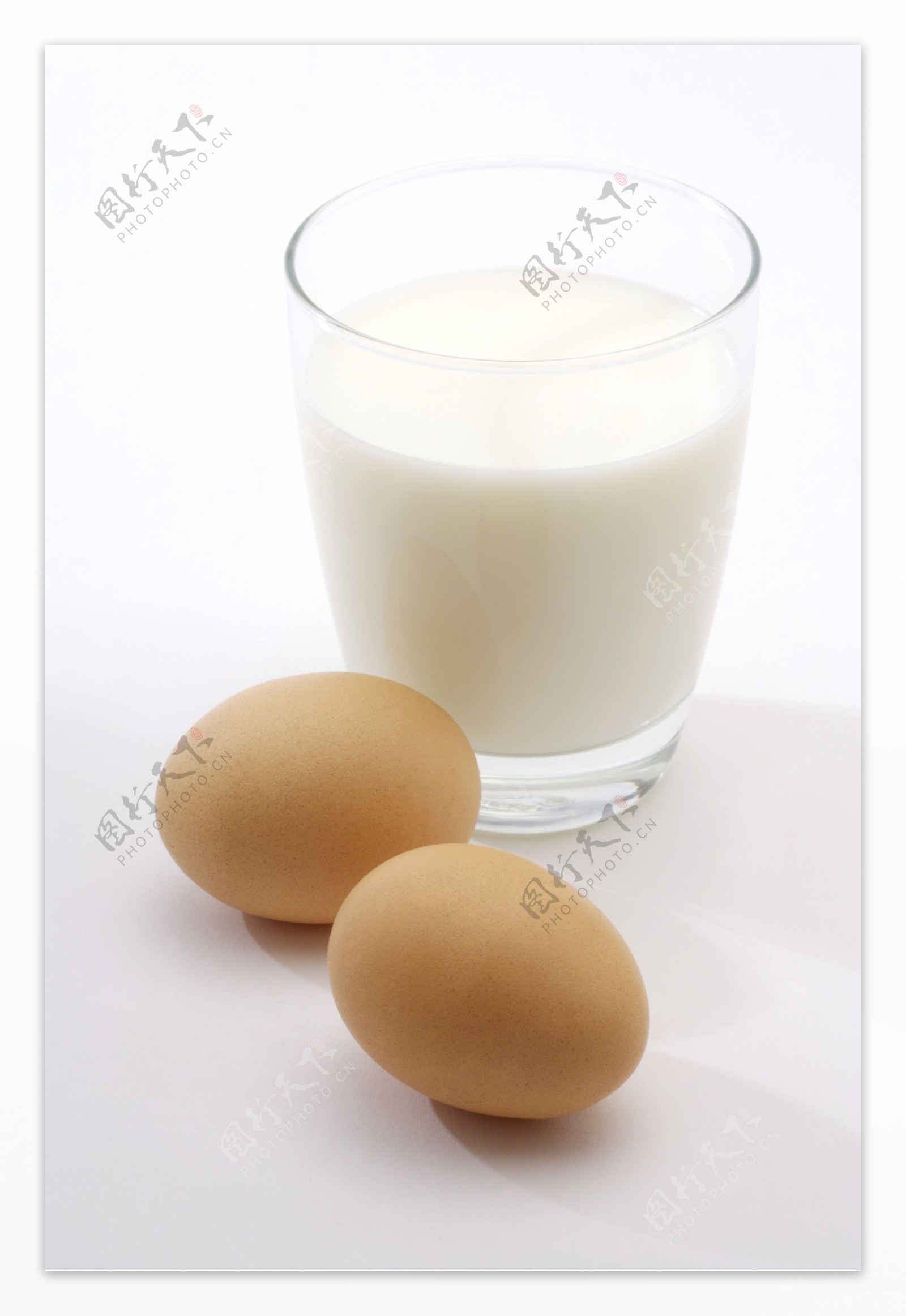 早餐早上牛奶鸡蛋室内食品摄影图配图高清摄影大图-千库网