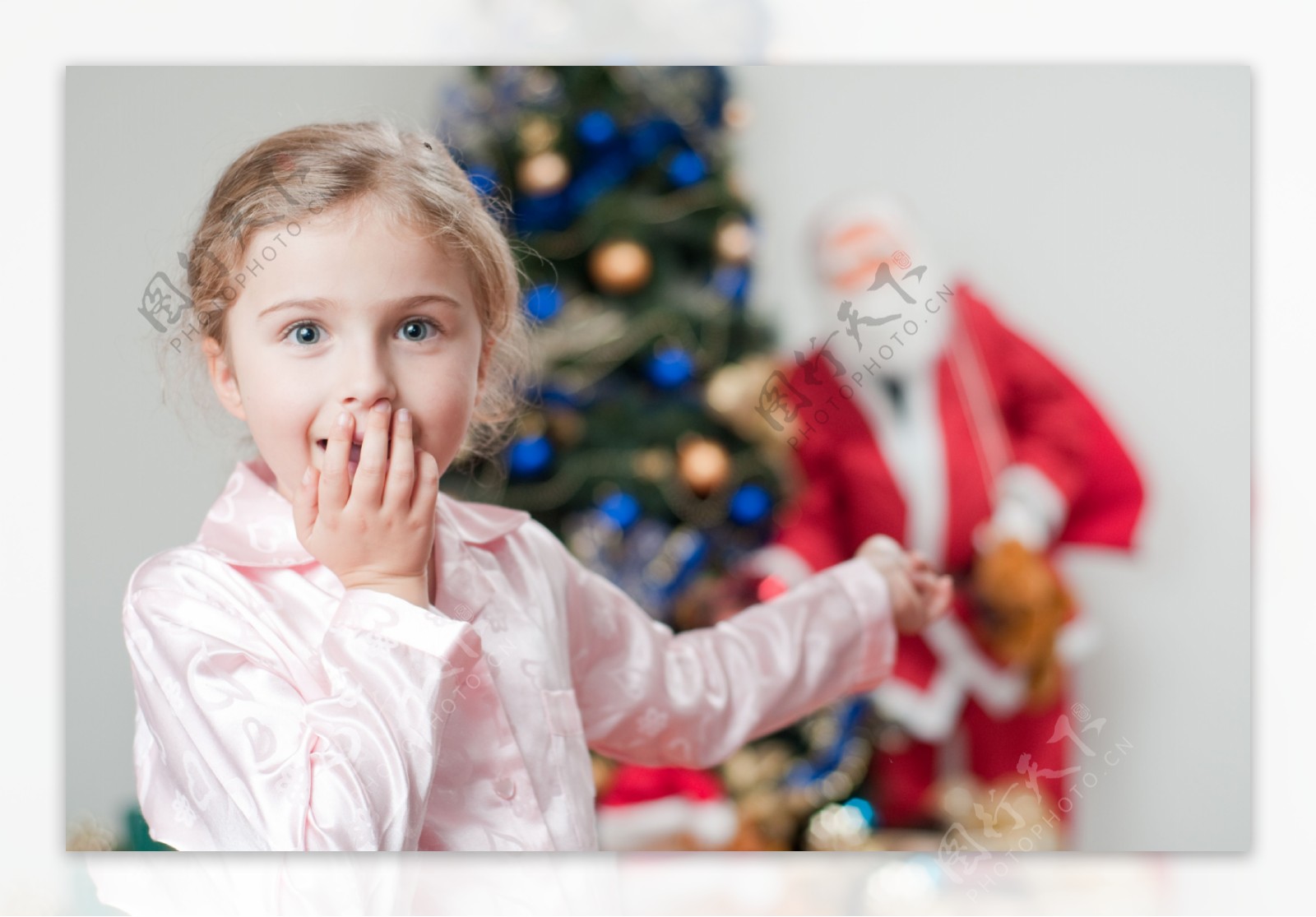 小女孩与圣诞老人图片