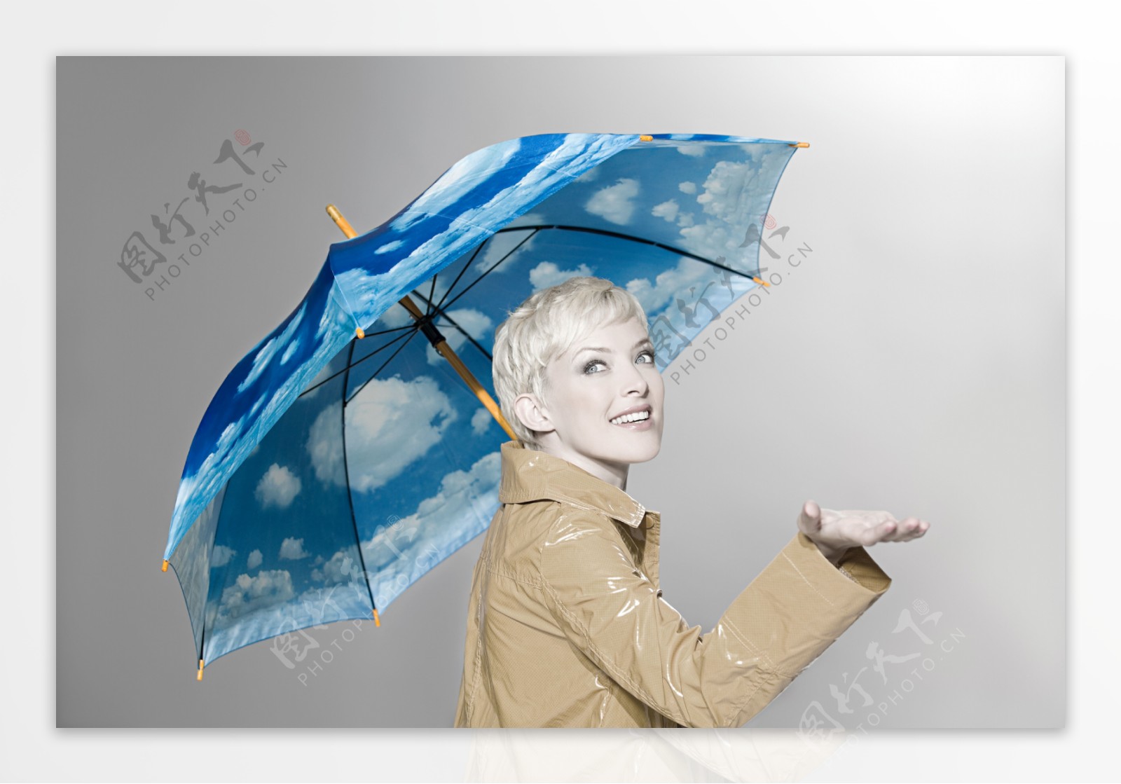 打着伞的外国女人高清大图图片