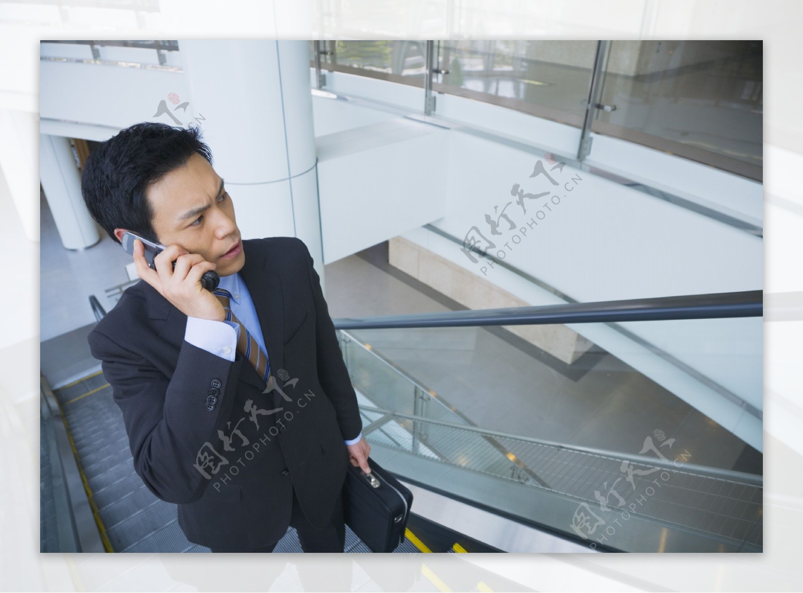 电梯上打电话的商务男人图片