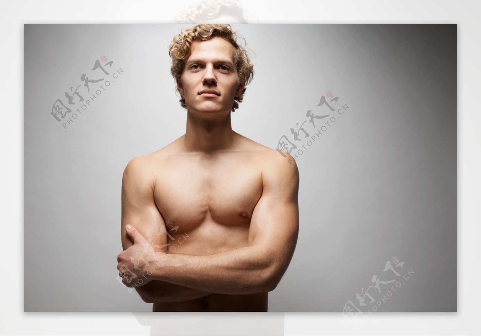 展示完美胸肌的外国男人图片