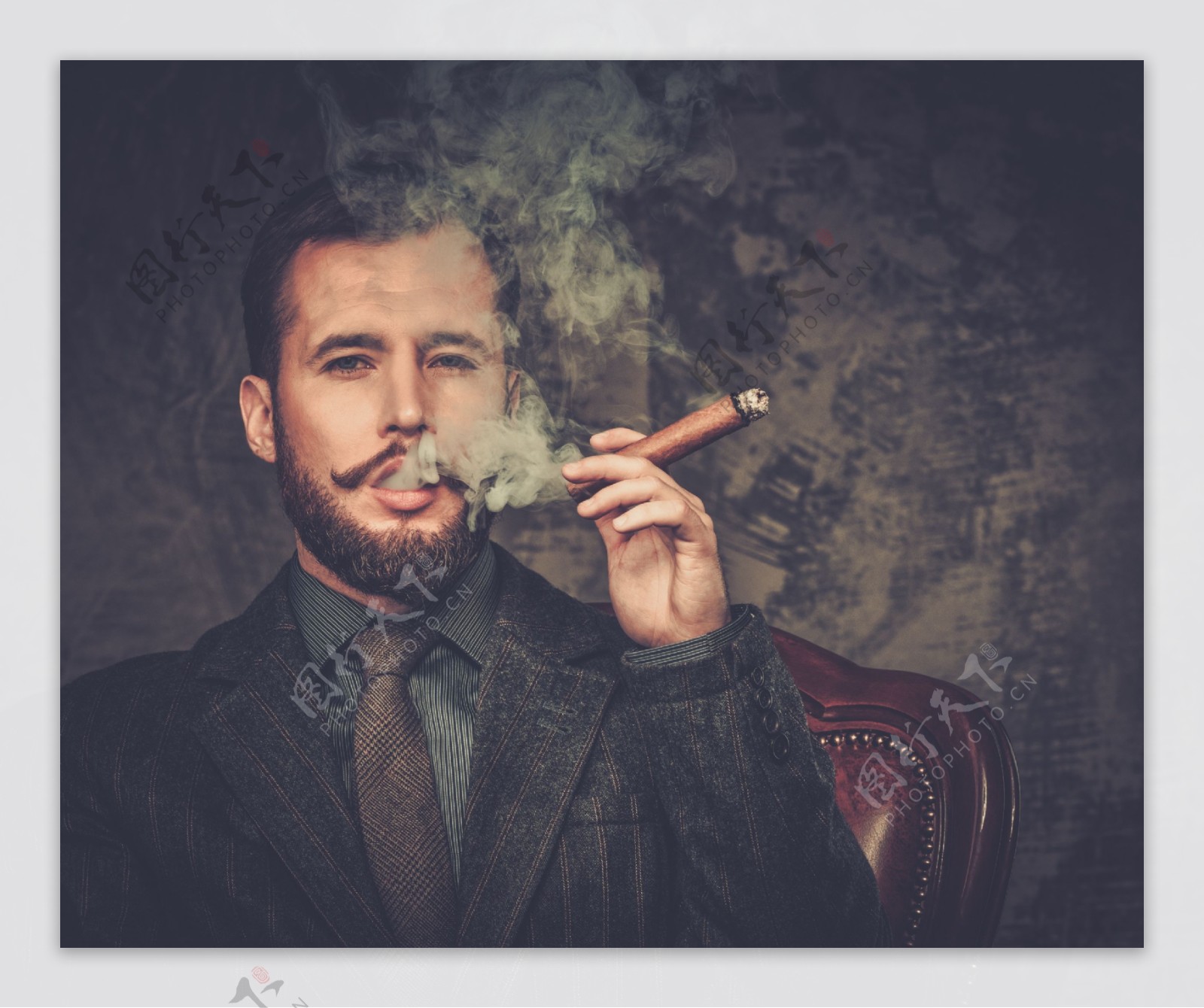 抽雪茄的男士图片