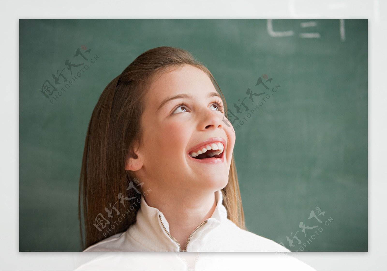 黑板前大笑的外国小女孩图片