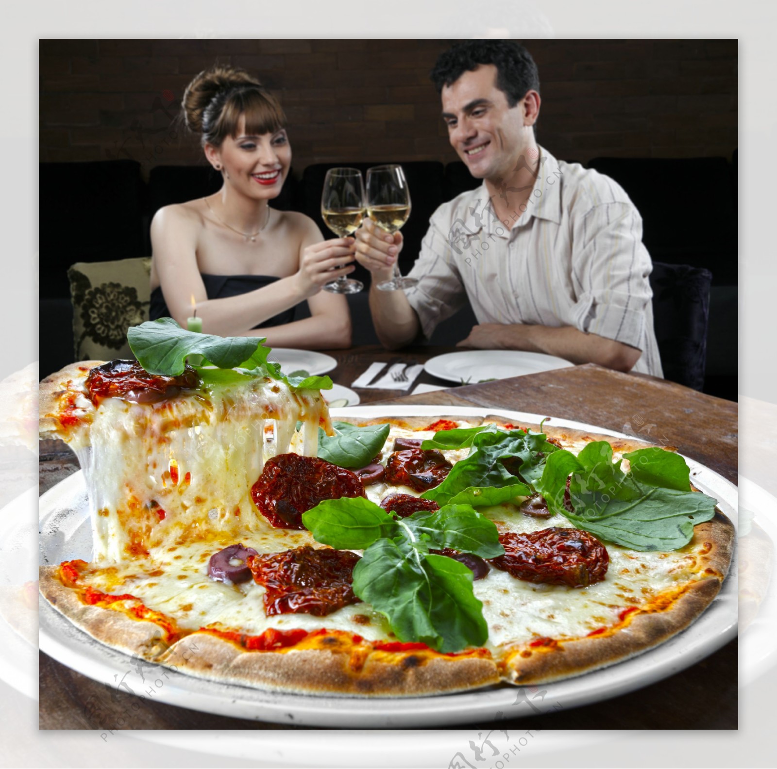 喝酒吃披萨的夫妻图片