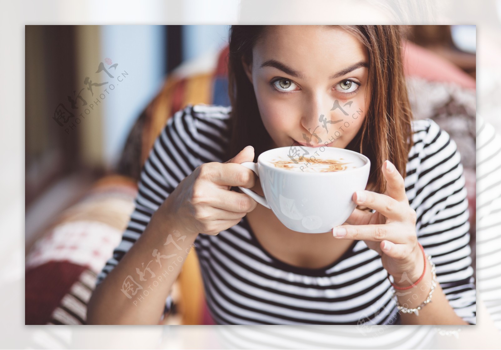 커피를 마시고 타블렛을 연주하는 아름다운 여인 사진 무료 다운로드 - Lovepik