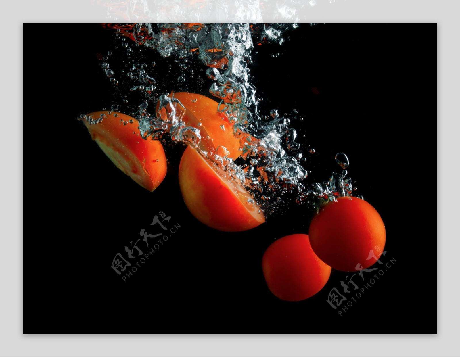 掉进水里的番茄图片