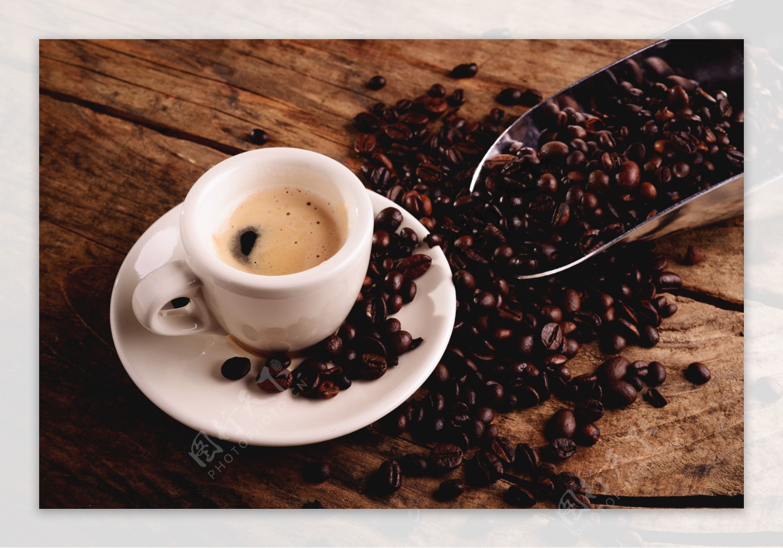 一堆咖啡豆与咖啡图片