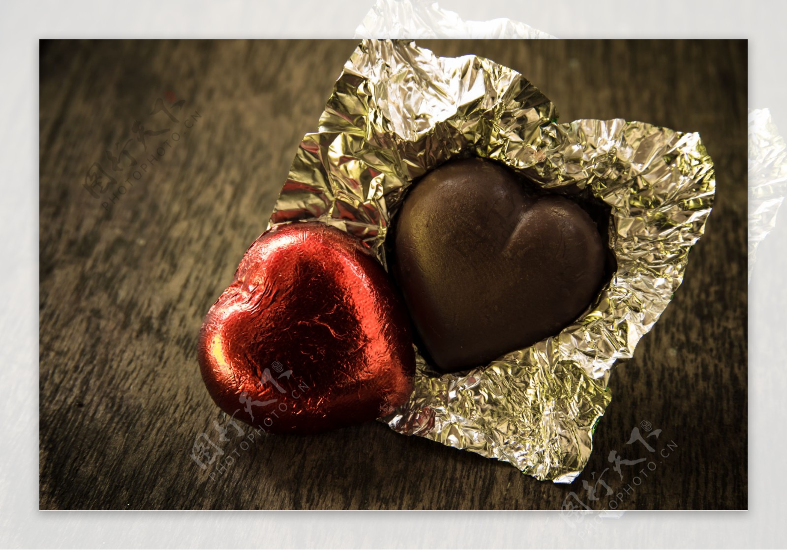 红色爱心与爱心巧克力图片