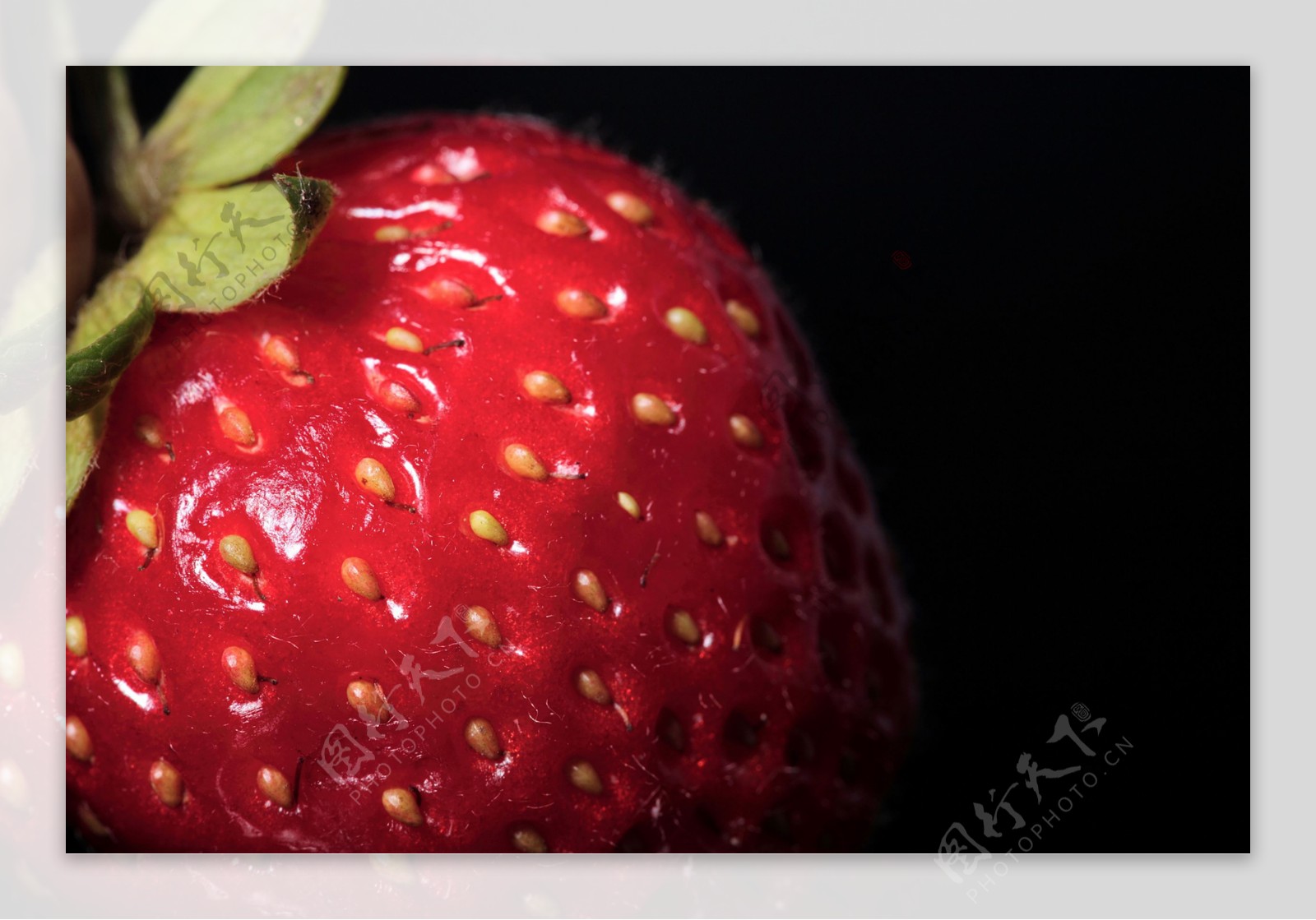 新鲜草莓背景图片