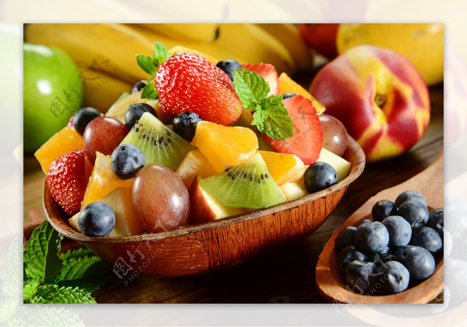 木盘里的水果沙拉图片