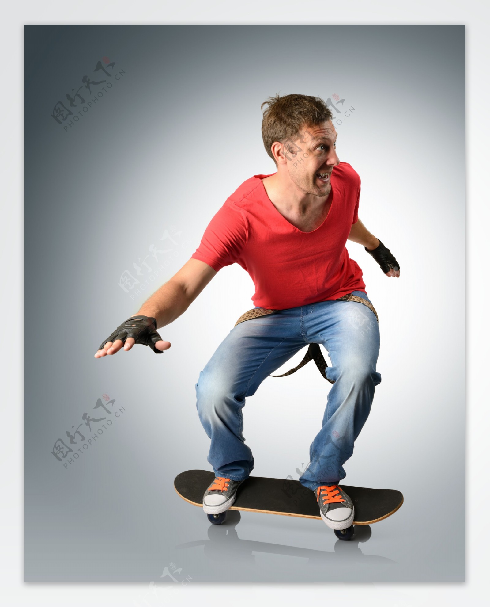 玩滑板的男子图片