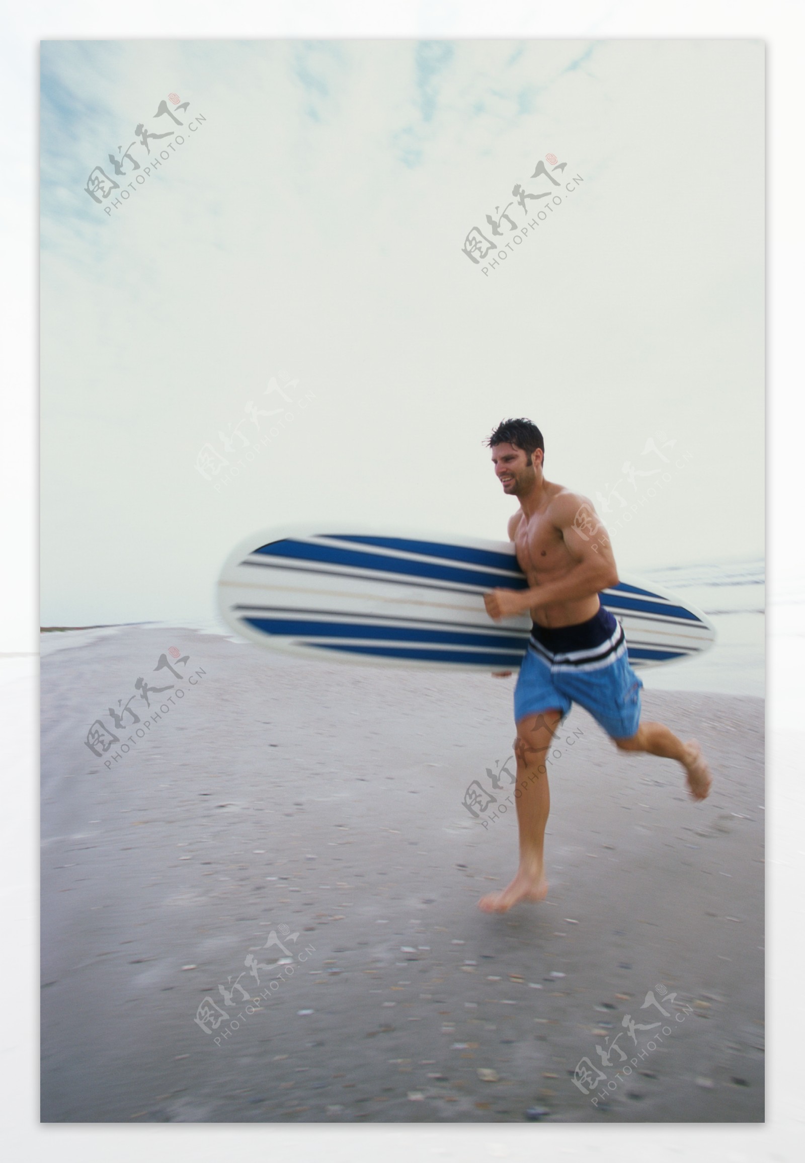 抱着冲浪板的外国男性图片