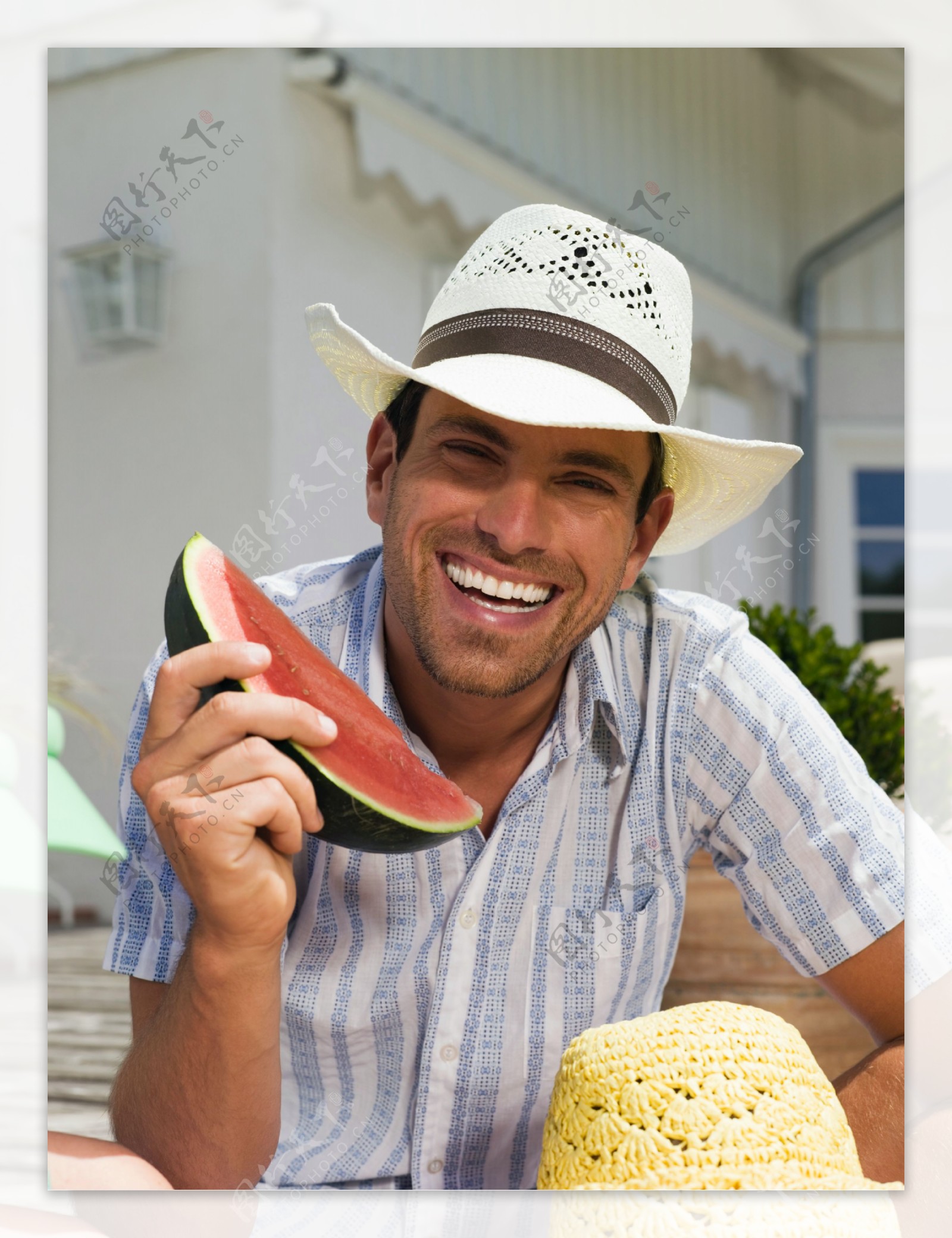 吃西瓜的外国男人图片