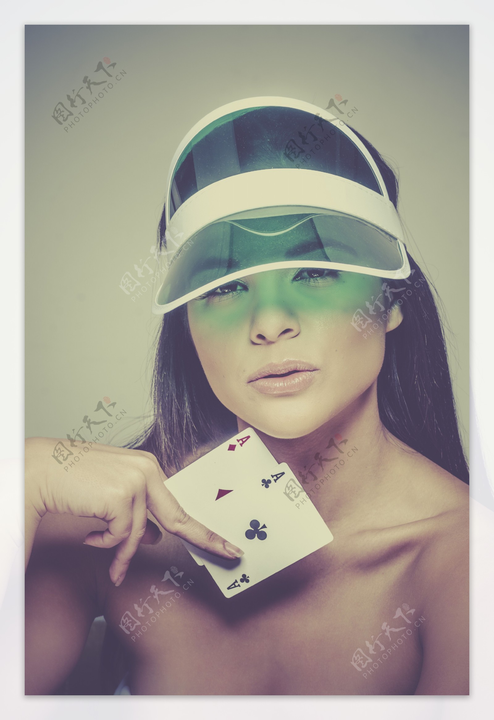 拿着扑克的美女图片