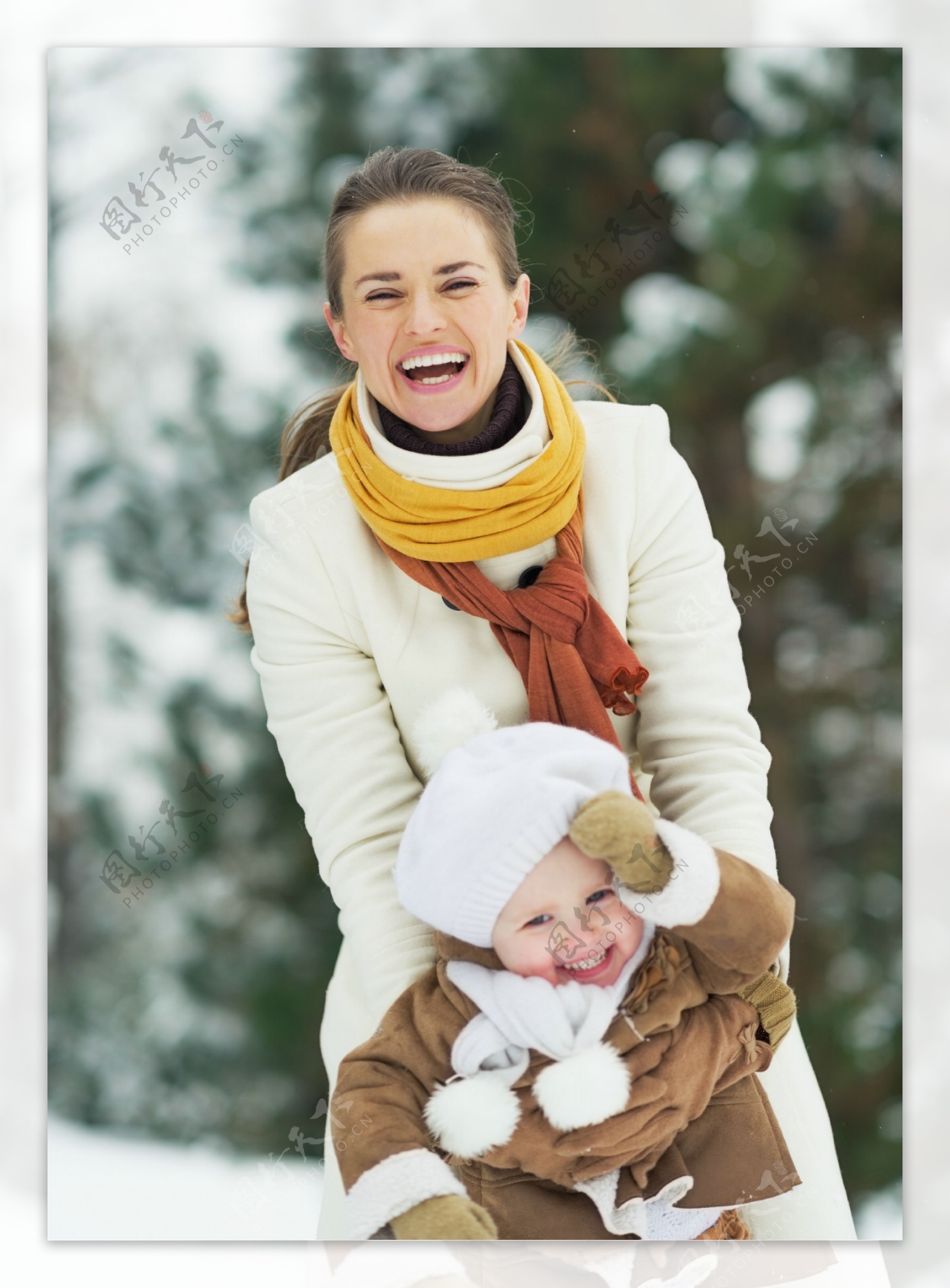 雪地开心大笑的母女图片