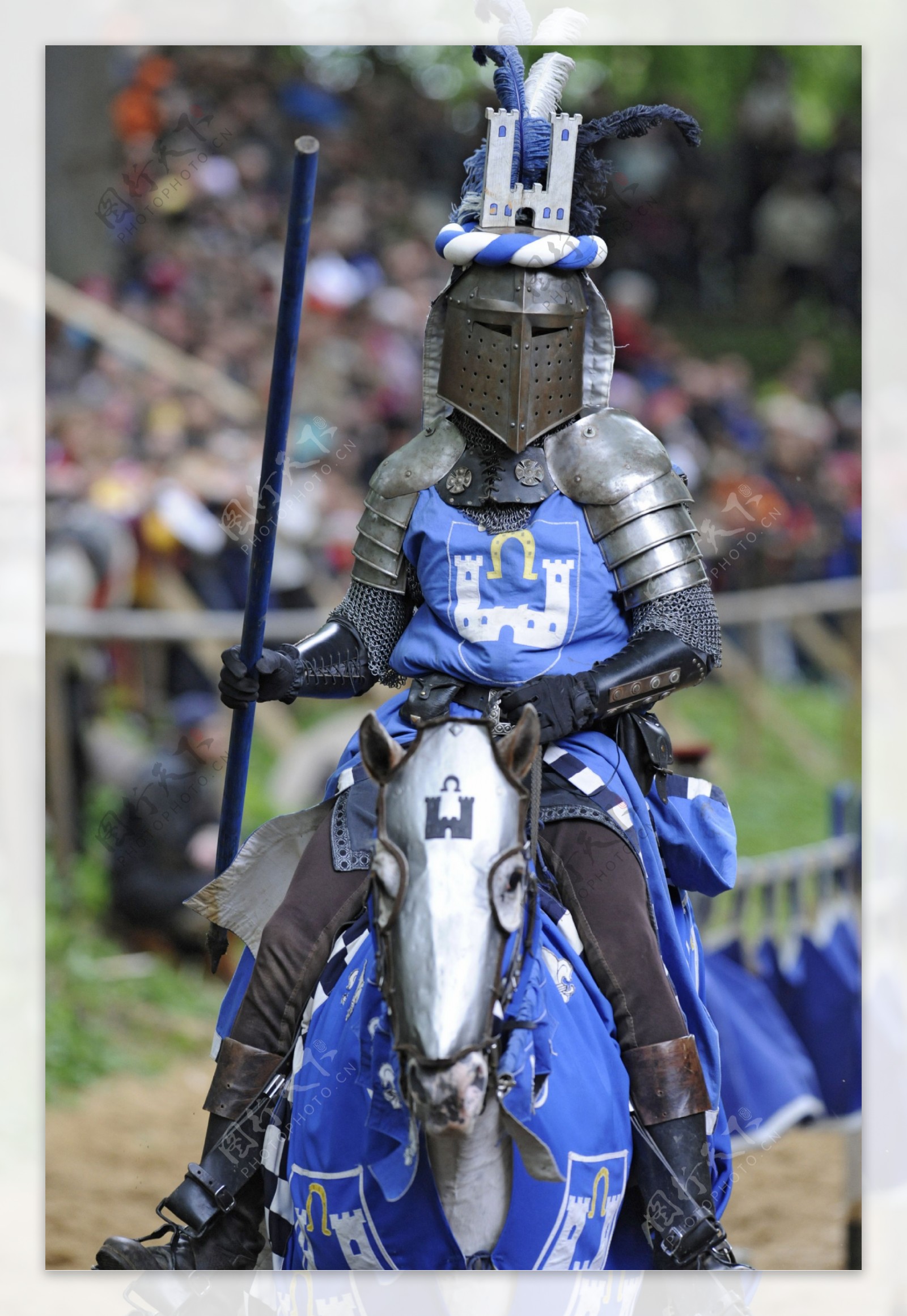 扮中世纪骑士的人物图片