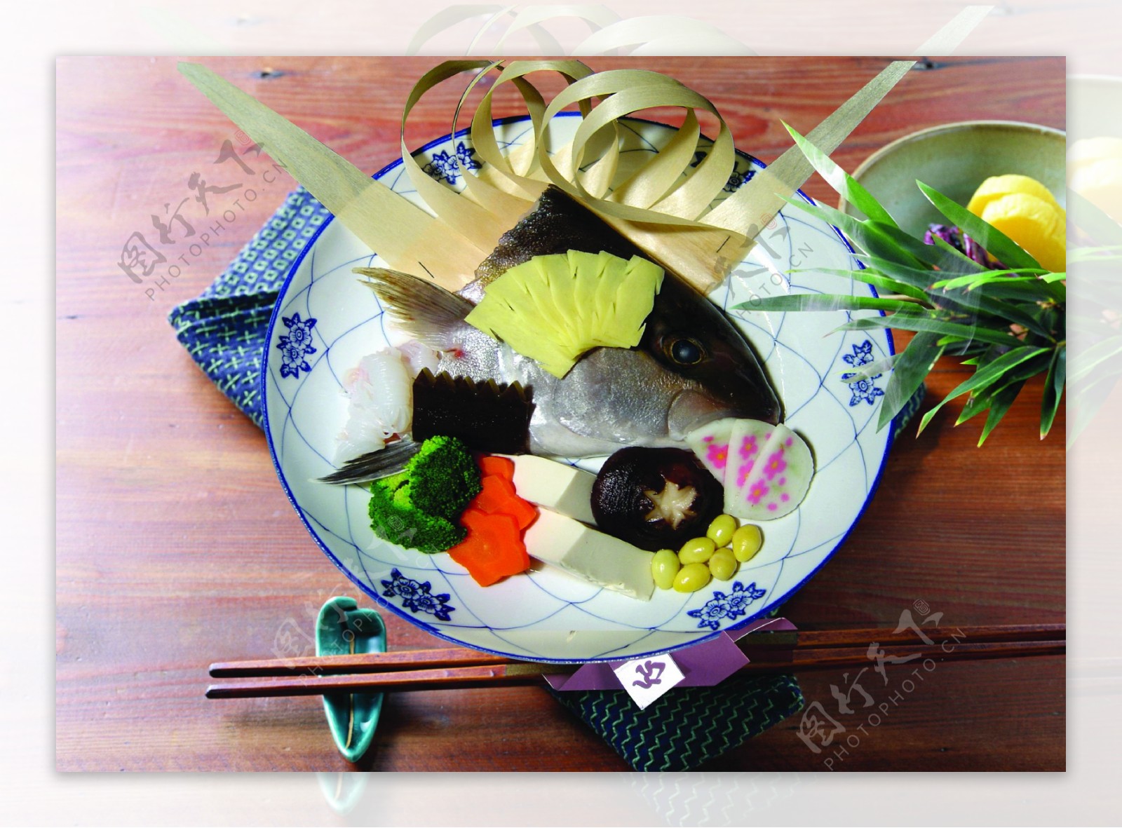 日本料理鱼头火锅拼盘图片