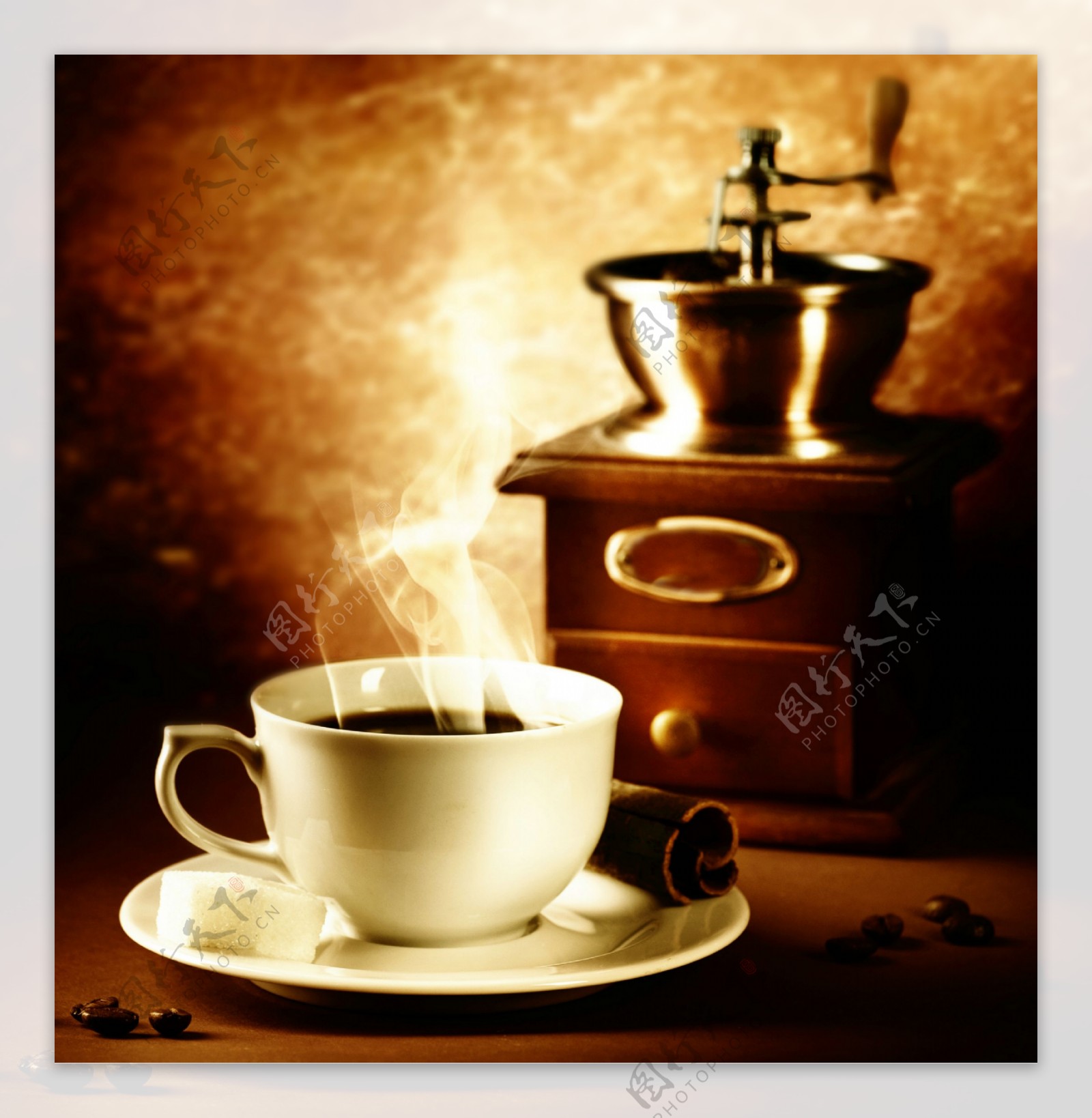 咖啡研磨机与热腾腾的咖啡