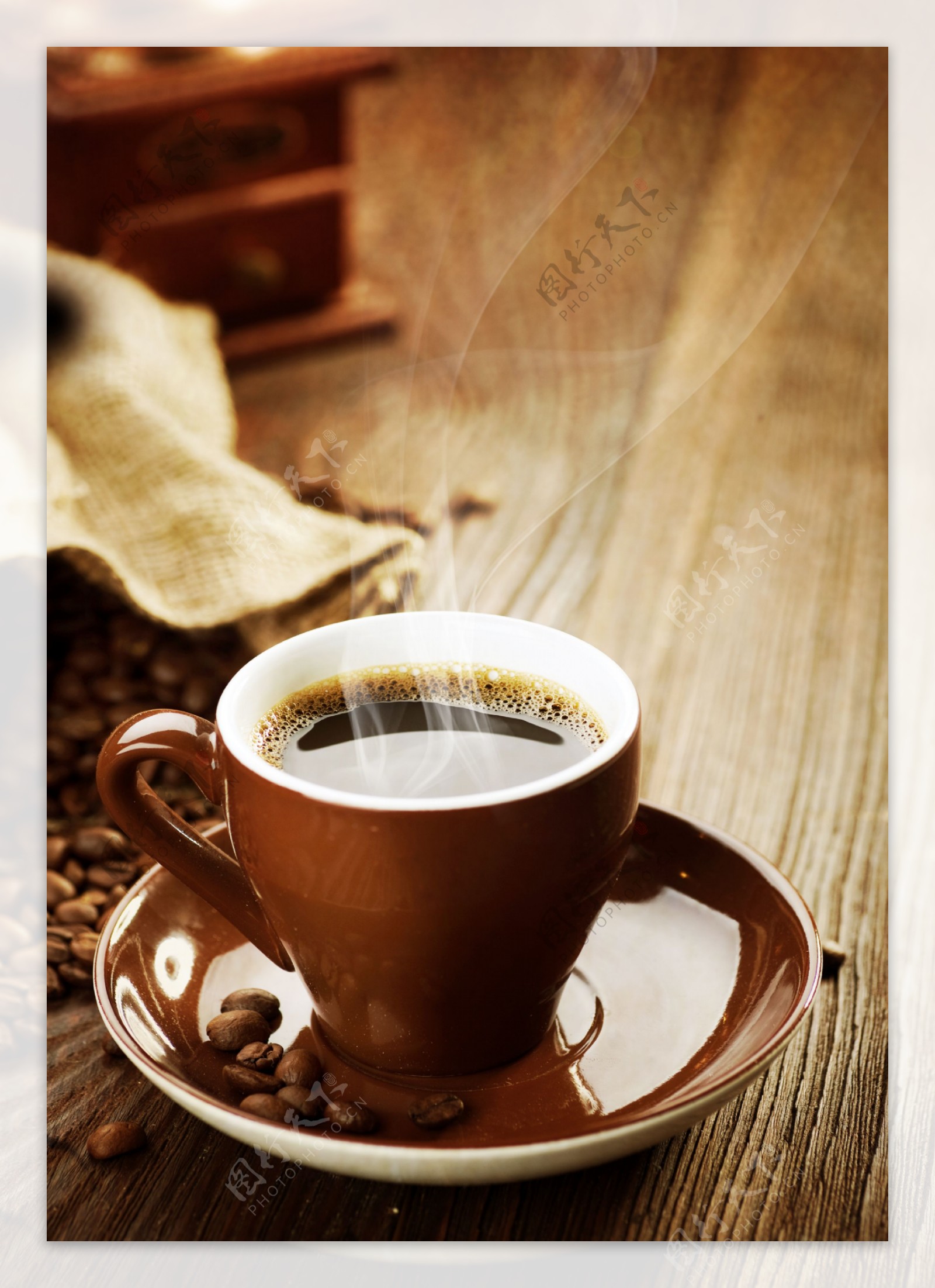 装满咖啡的棕色咖啡杯