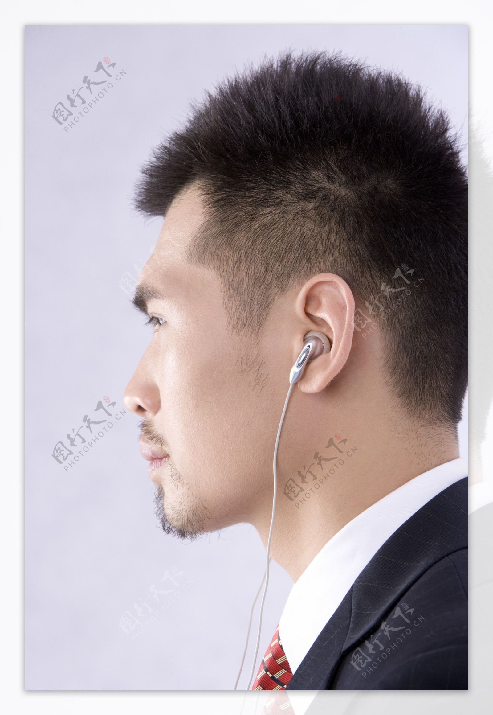 戴着耳机听音乐的男人图片