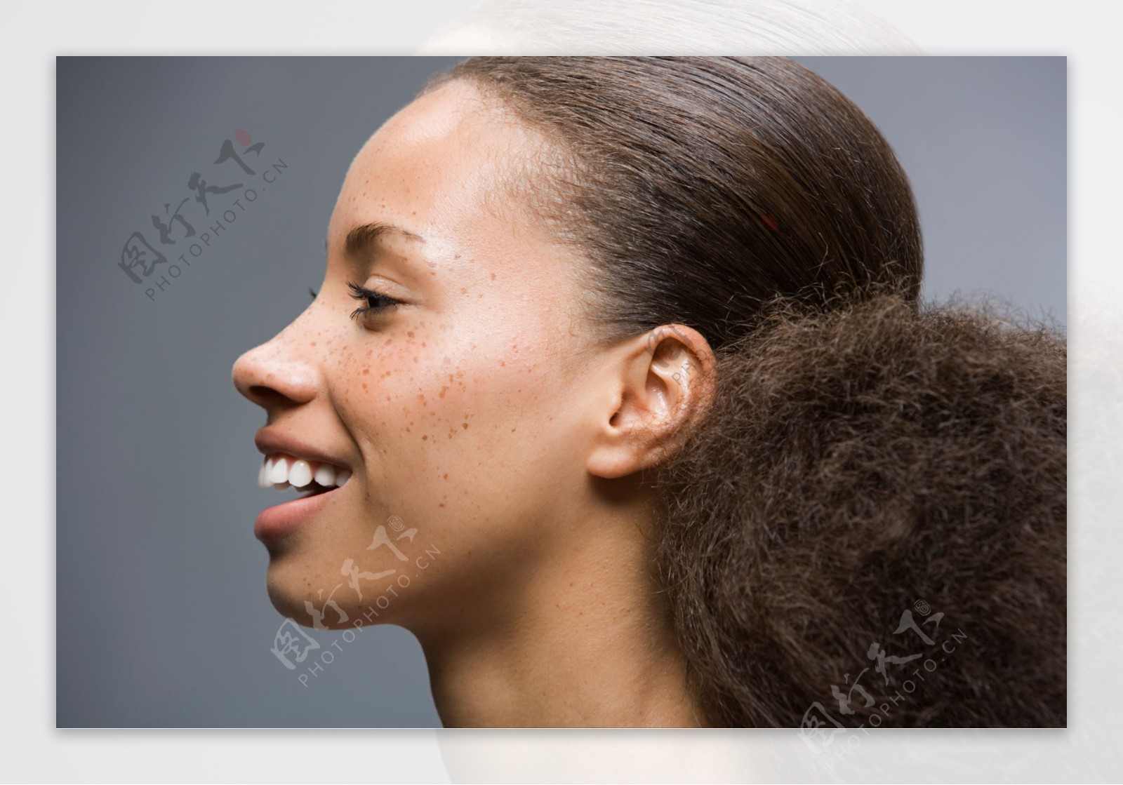大笑的黑人美女发型特写图片