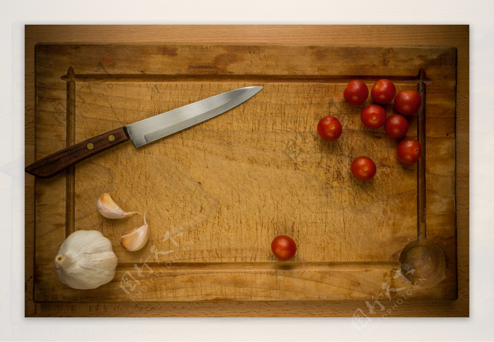 菜板上的西红柿与大蒜