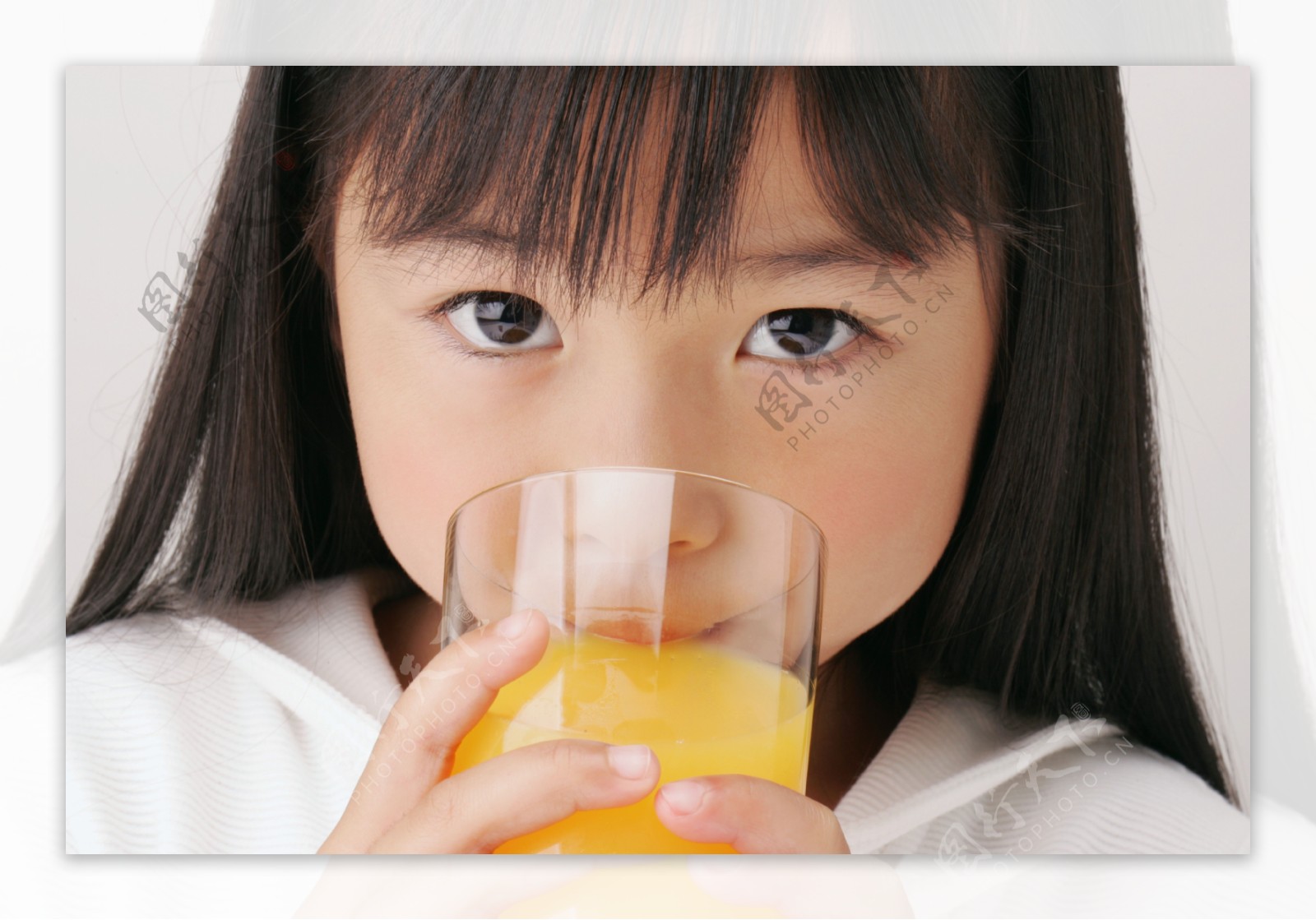 喝橙汁的小女孩图片