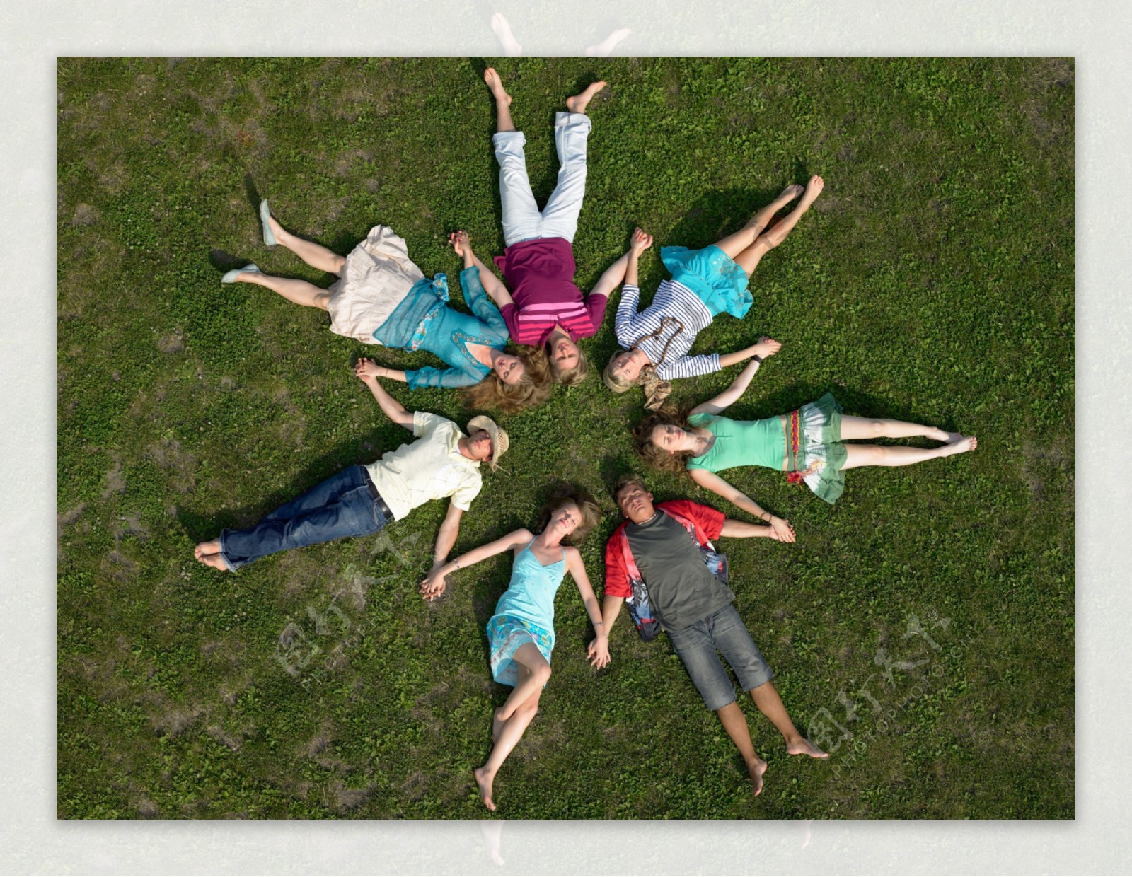 七个躺在地上成环的人物图图片
