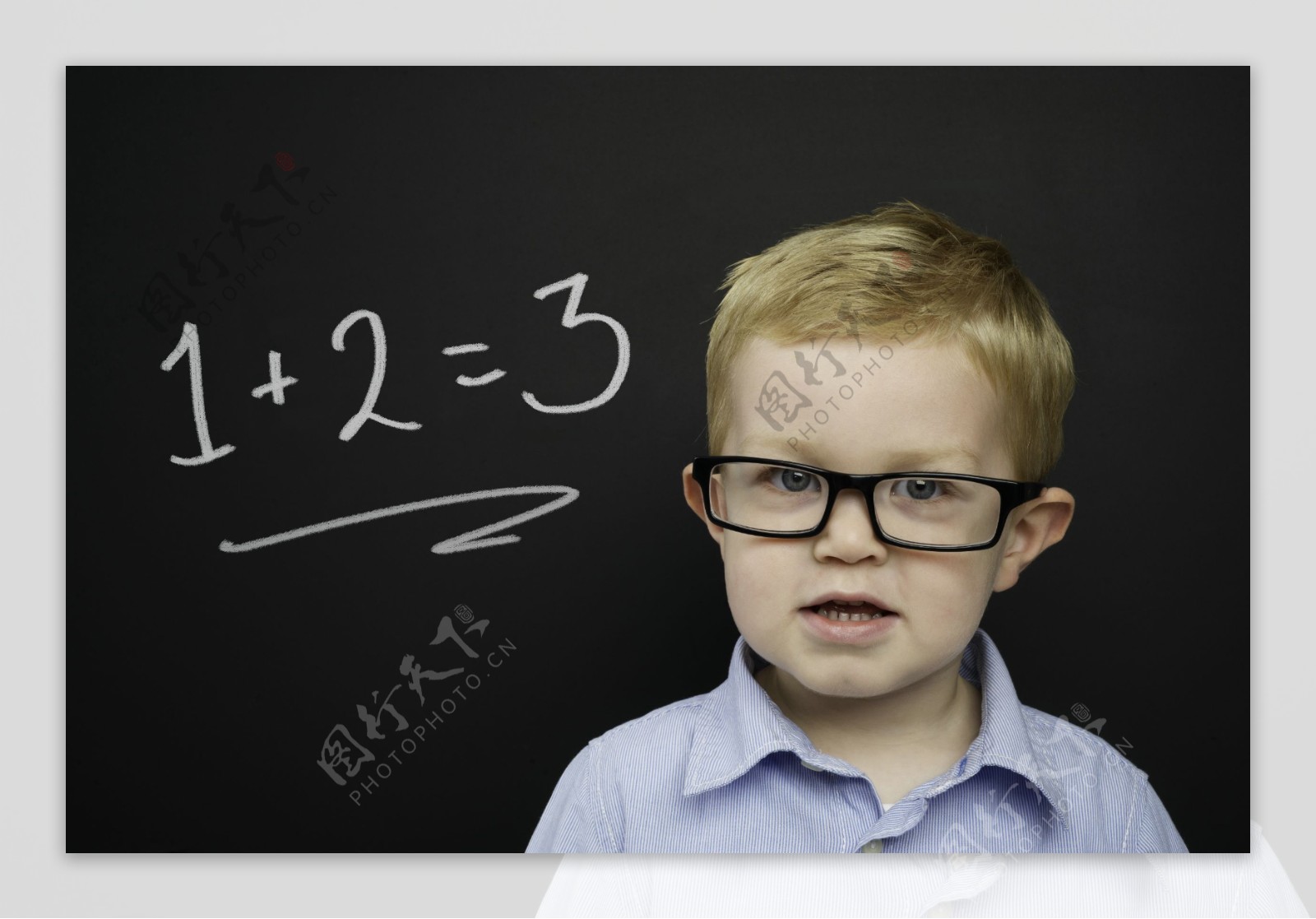 戴眼镜的男孩与数学题图片