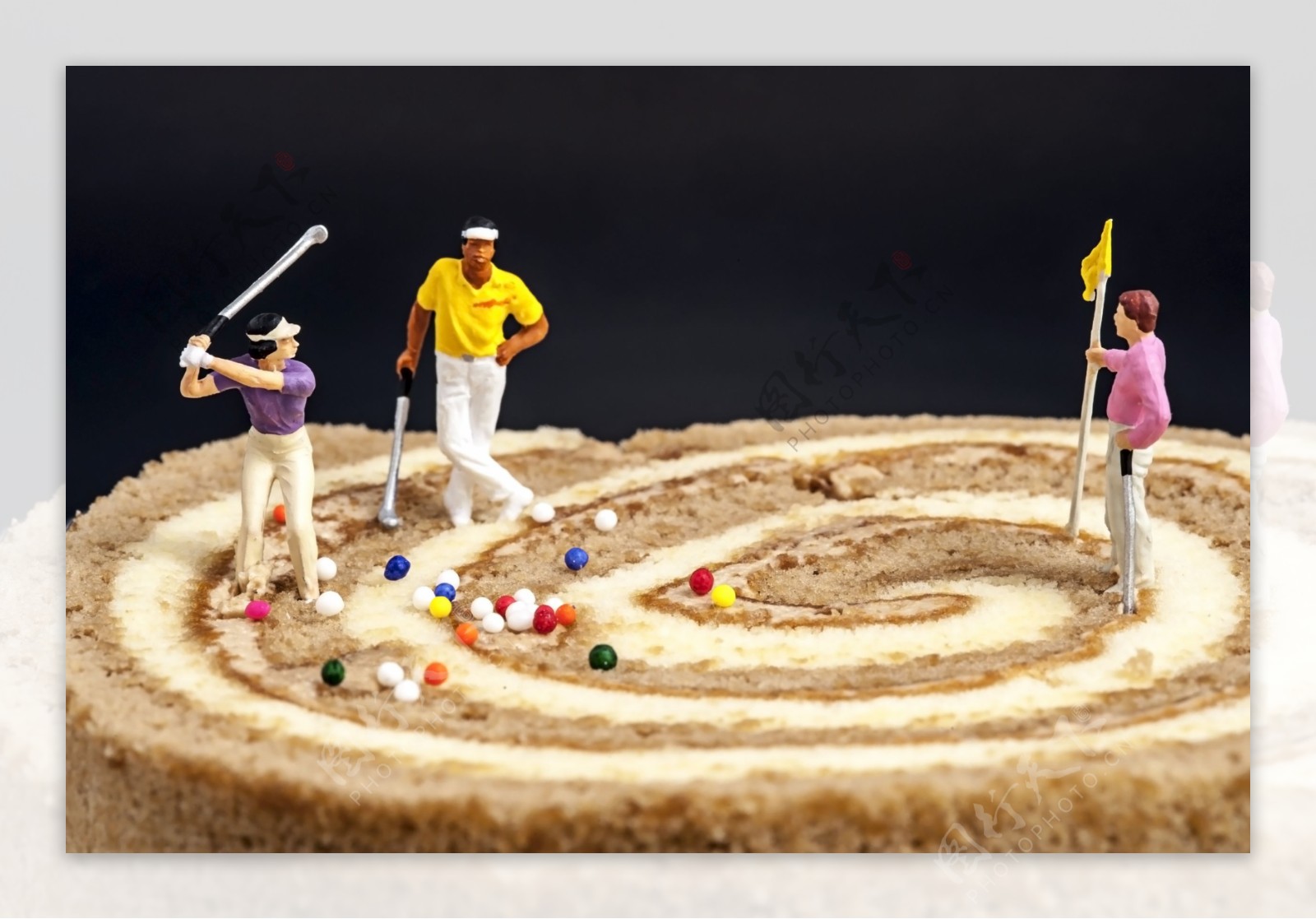 在蛋糕上打高尔夫球的运动员图片