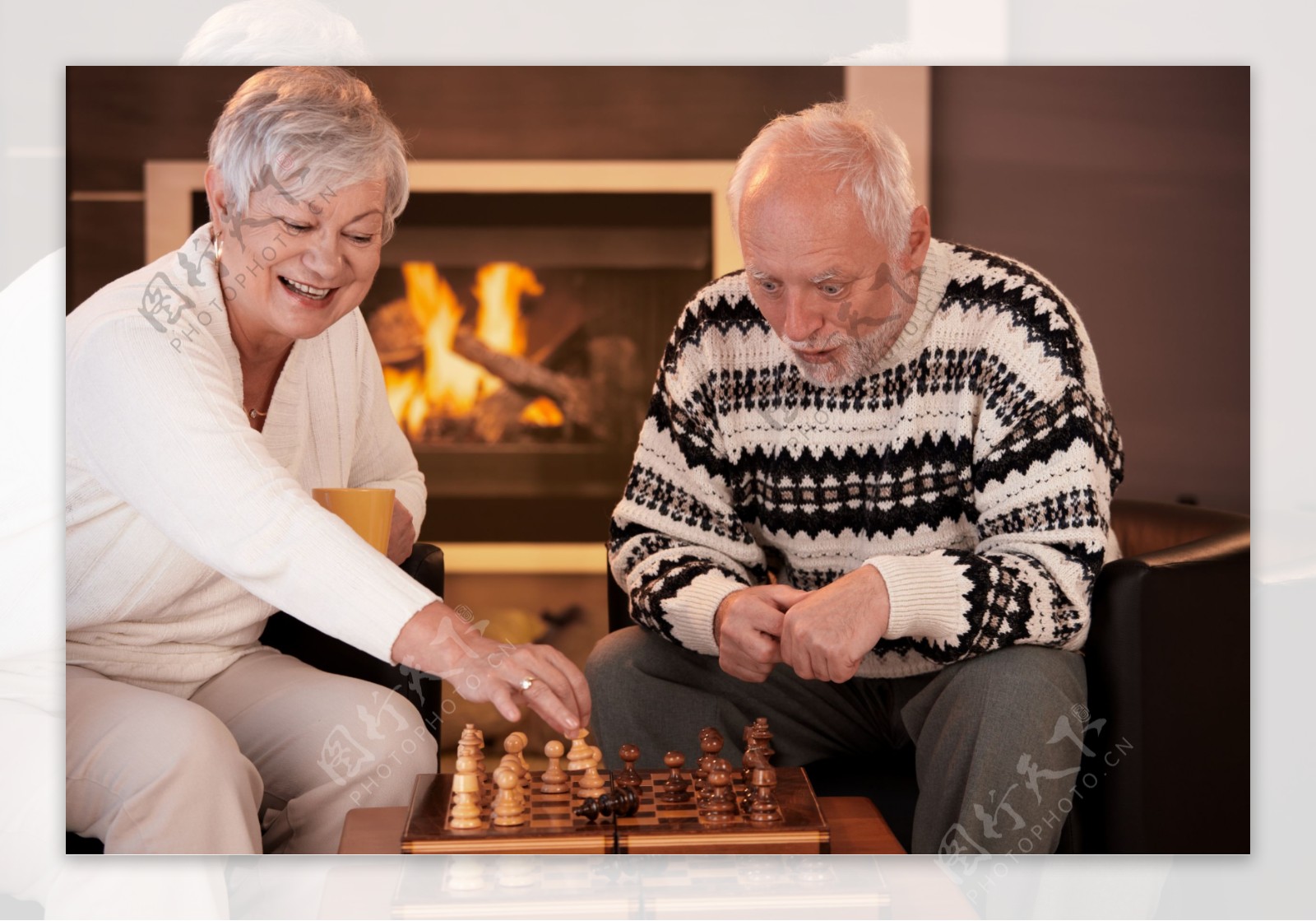 下象棋的老年夫妇图片