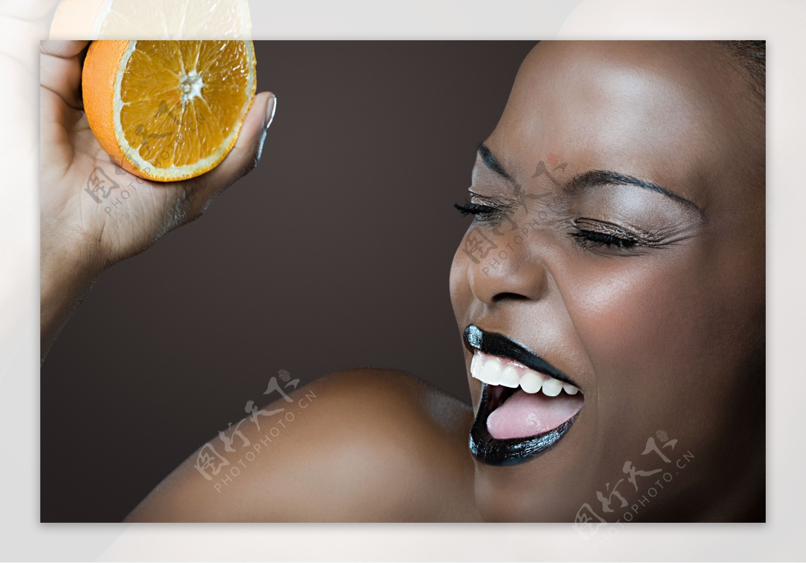 黑人美女品尝橙子图片