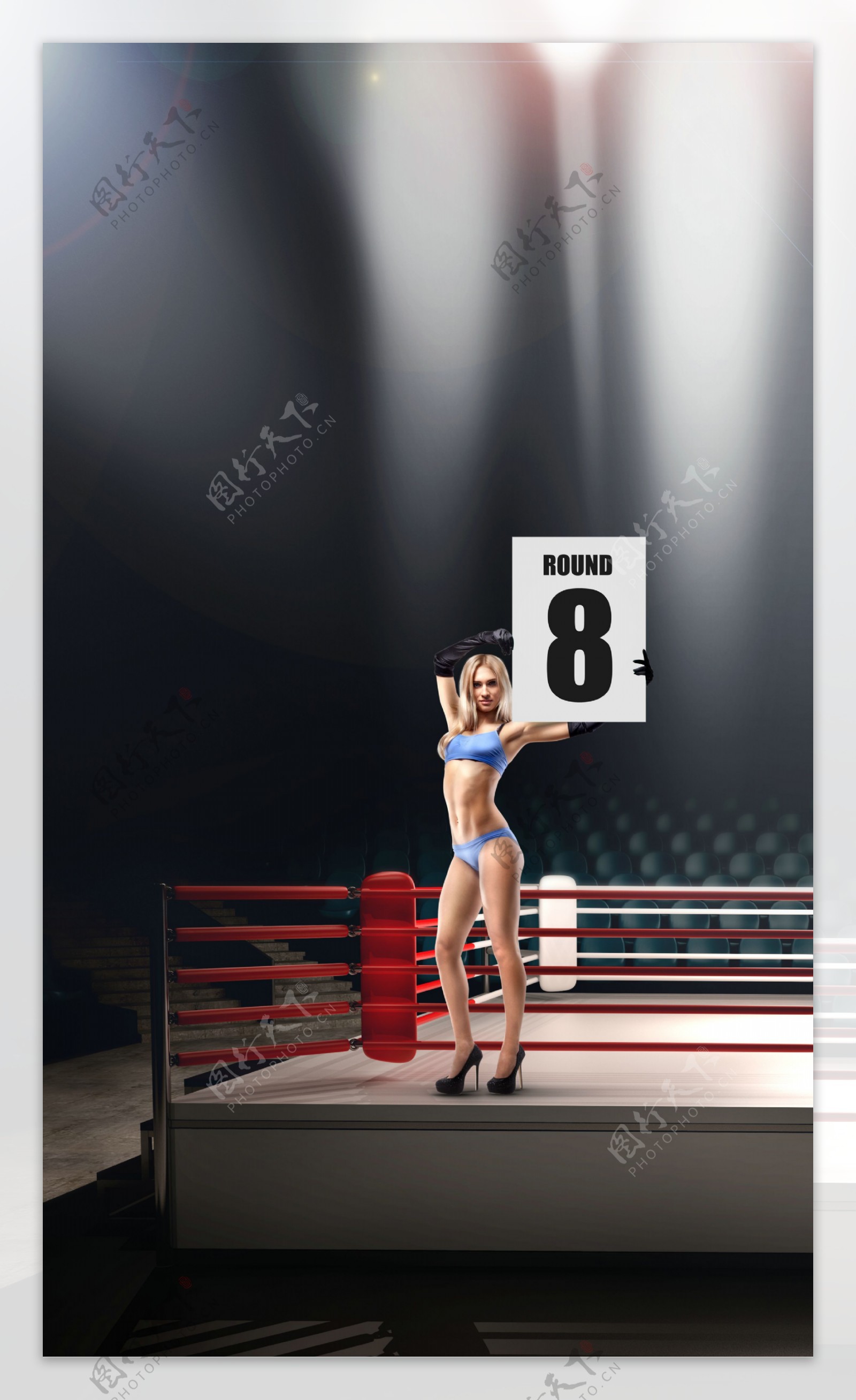 拳击台边缘上举着八号牌的美女图片