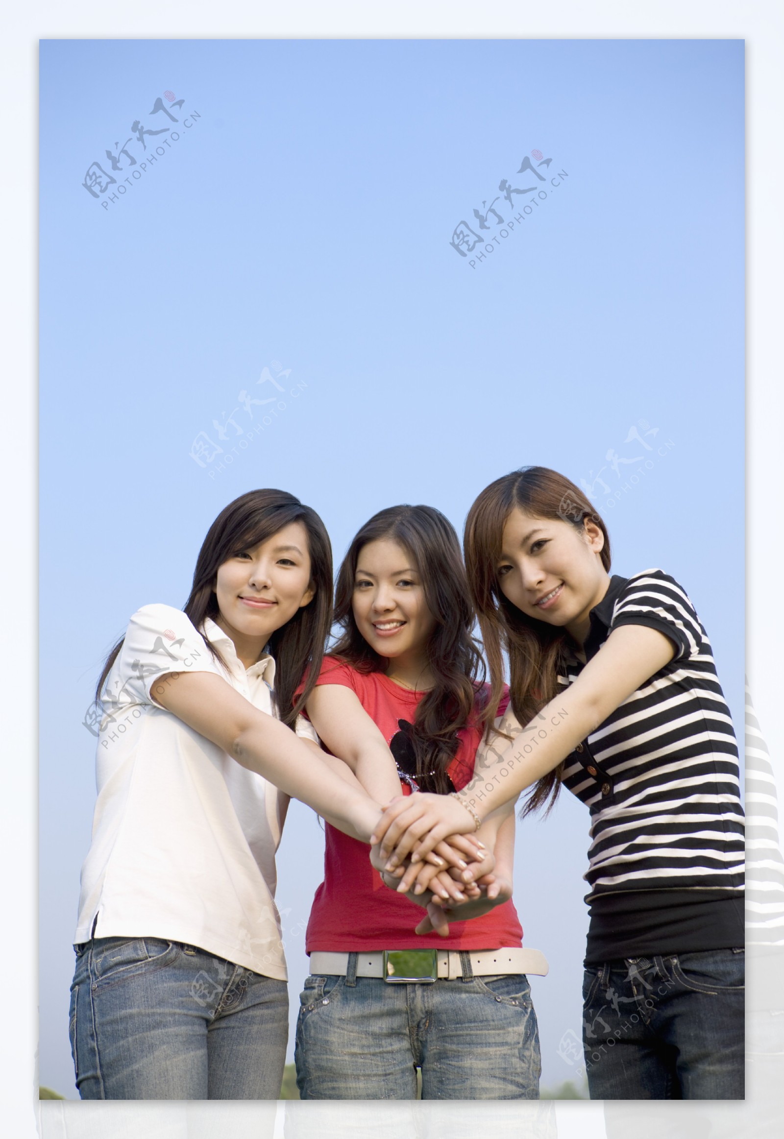 三个漂亮女学生图片