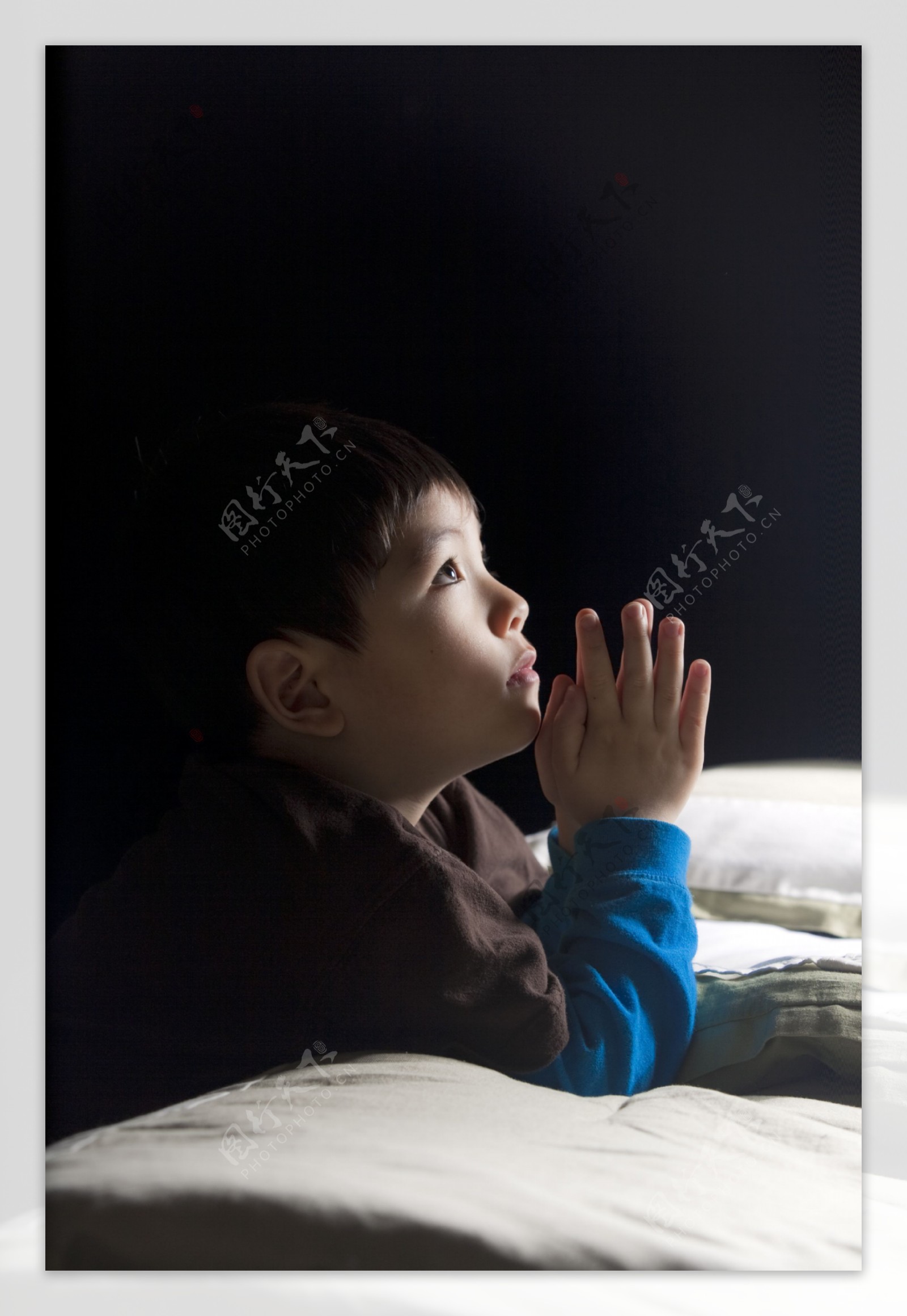 祈祷的小男孩图片