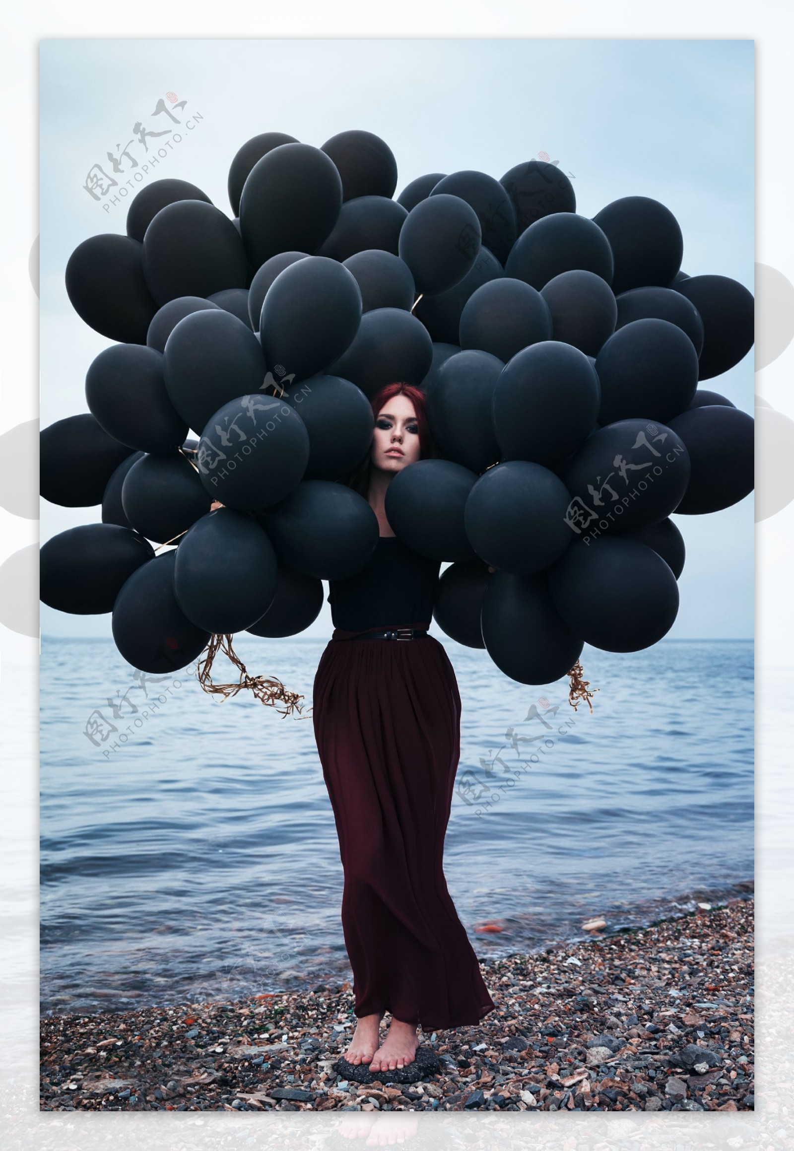 海边拿气球的时尚美女图片