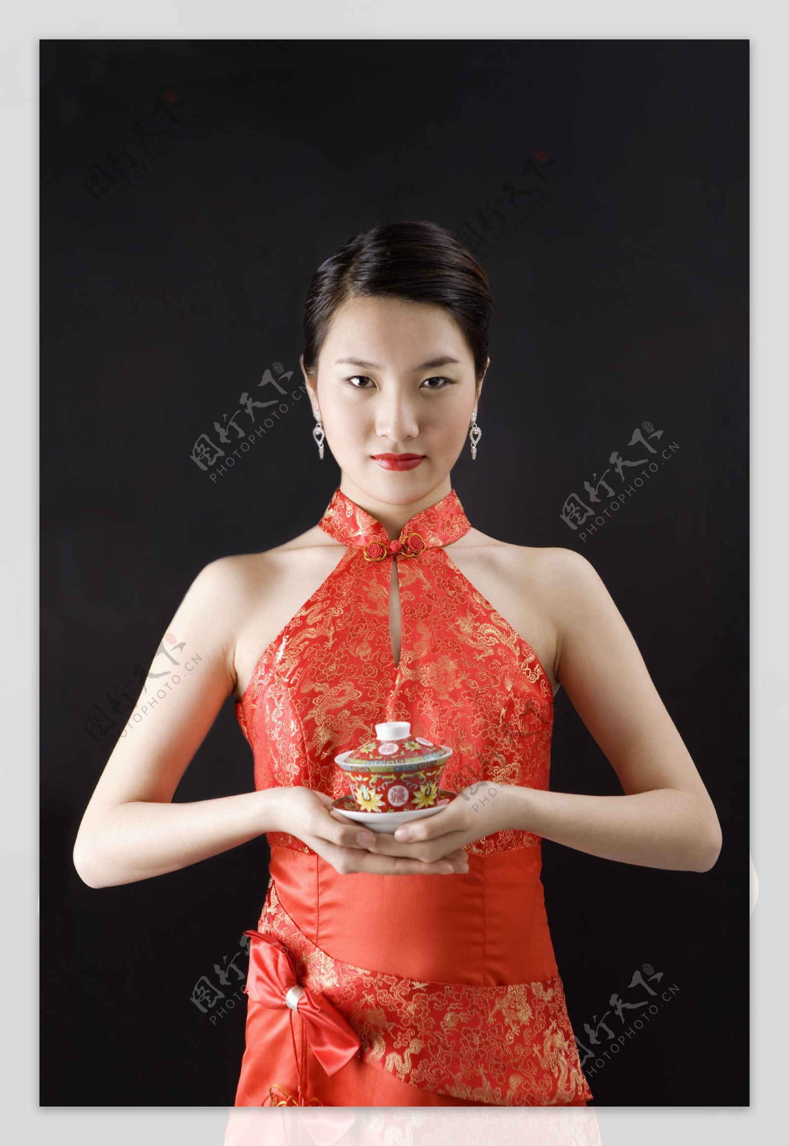 手端茶杯的旗袍女性人物图片