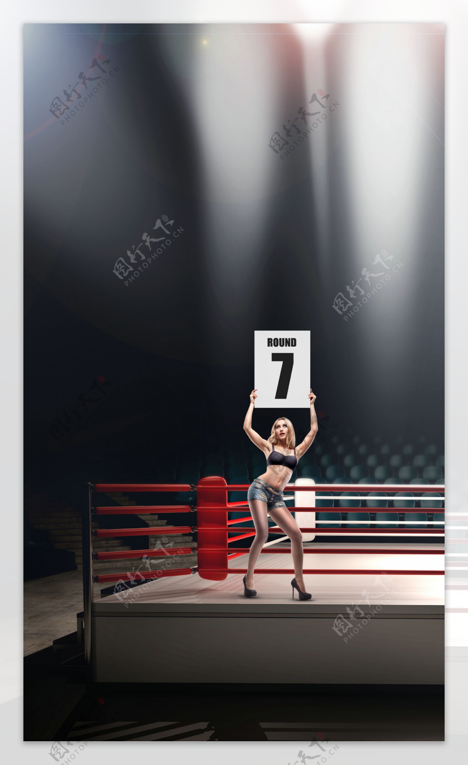 拳击台边缘上举着牌子的美女图片